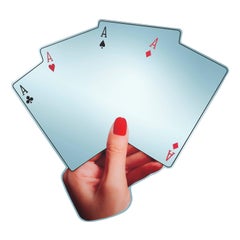 Poker n°21/30 - Zeitgenössisch geformter Wandspiegel mit gedruckter Hand, die Karten hält