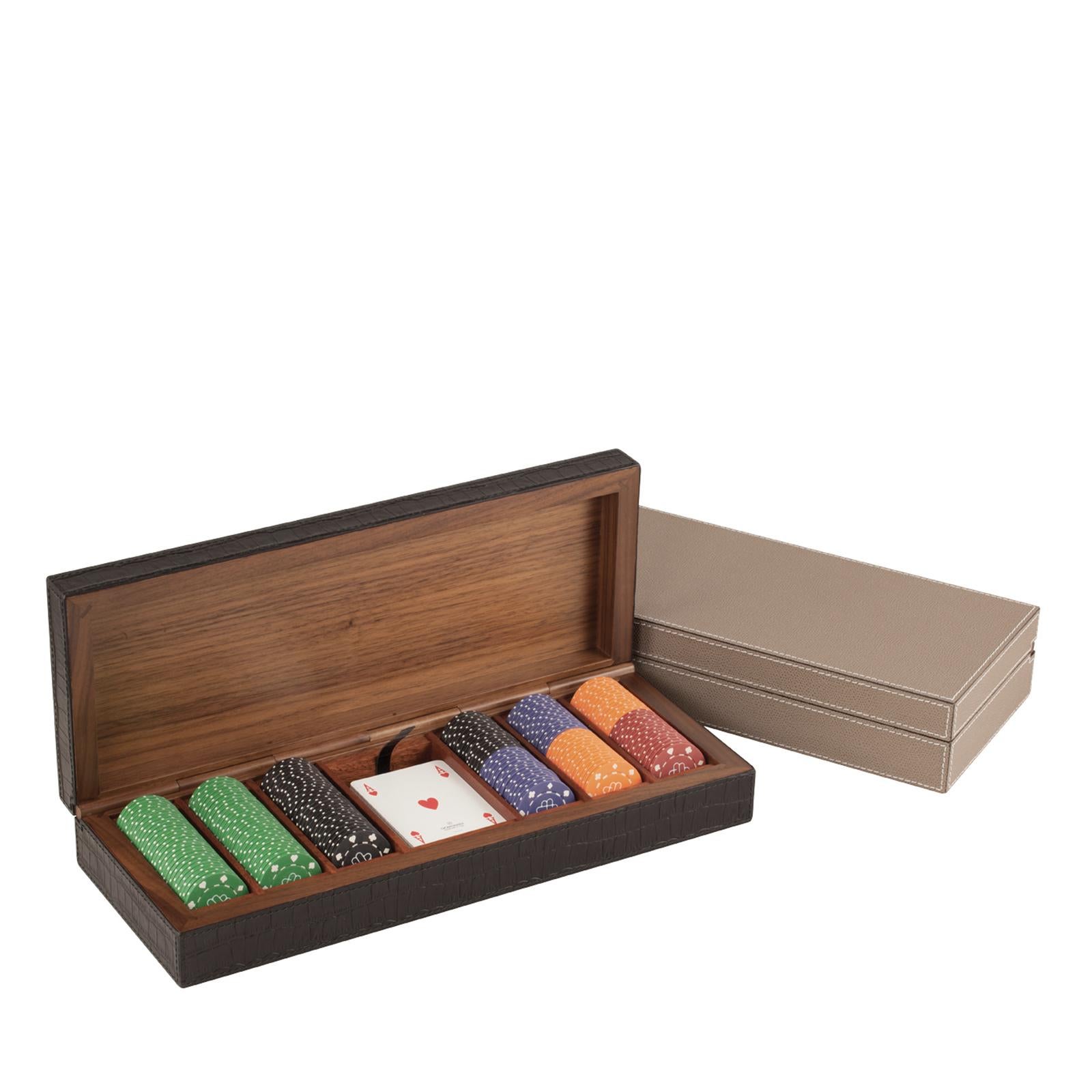 This precious companion of a card player aficionado is an exquisite work of artisanal craftsmanship. The case is in walnut wood and mahogany with special walnut wood hinges. A fine leather cover adds a touch of luxurious texture to the exterior of