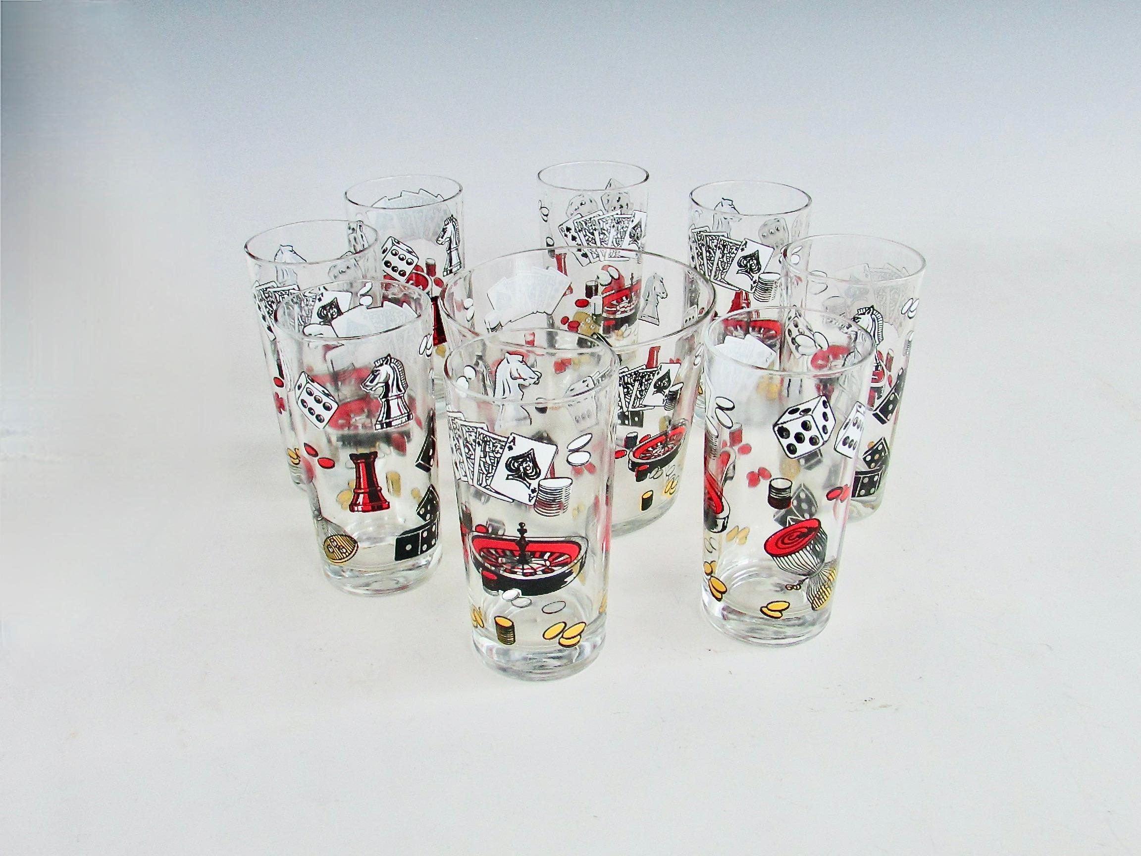 Set di otto bicchieri con secchiello per il ghiaccio abbinato. Tutti sono impreziositi da  immagini di giochi d'azzardo . Poker, roulette, scacchi, dominos, dadi, fortuna  sono tutti visualizzati.  Grande set per la festa della notte del poker.
Le