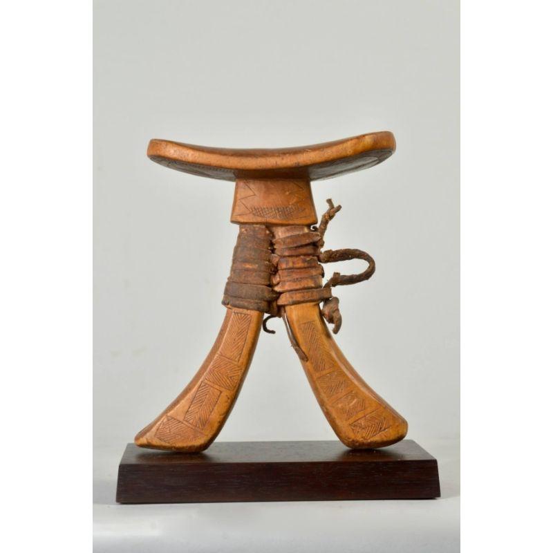 Kenyan Pokot Headrest with Incised Legs in Wood For Sale