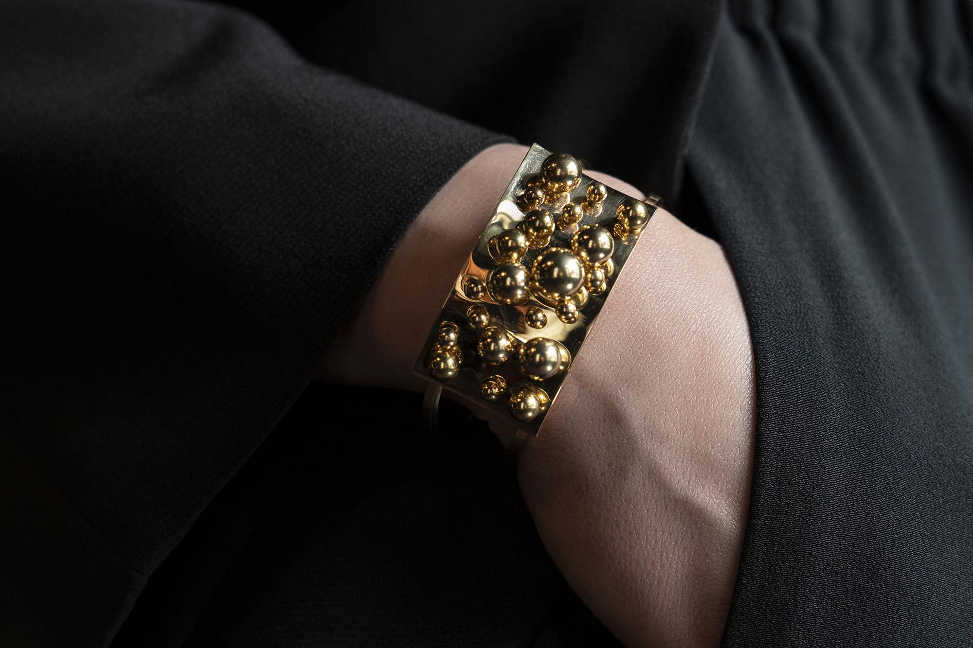 Ein seltenes Juwel der kinetischen Kunst. 
Ein offenes Armband aus 18 Karat Gold, verziert mit beweglichen Kugeln, entworfen von dem berühmten belgischen Künstler Pol Bury (1922 - 2005).
Herausgegeben von Artcurial Paris im Jahr