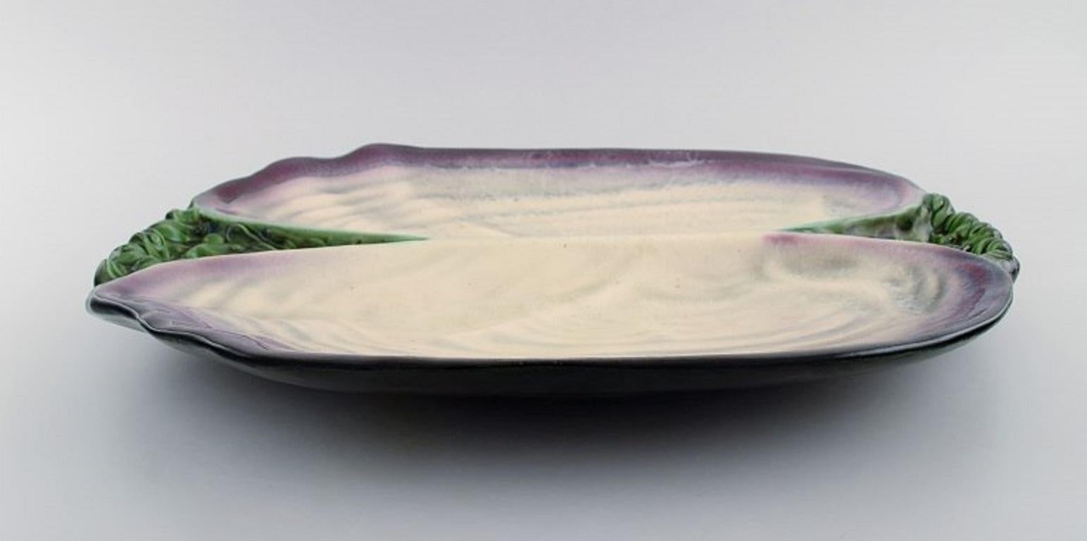Pol Chambost (1906-1983), France. Huge organically shaped dish in glazed stoneware. 
Beautiful glaze in purple, pink and green nuances. 1940s.
Measures: 45 x 34 cm.
Height: 5 cm.
In excellent condition.
Signed.