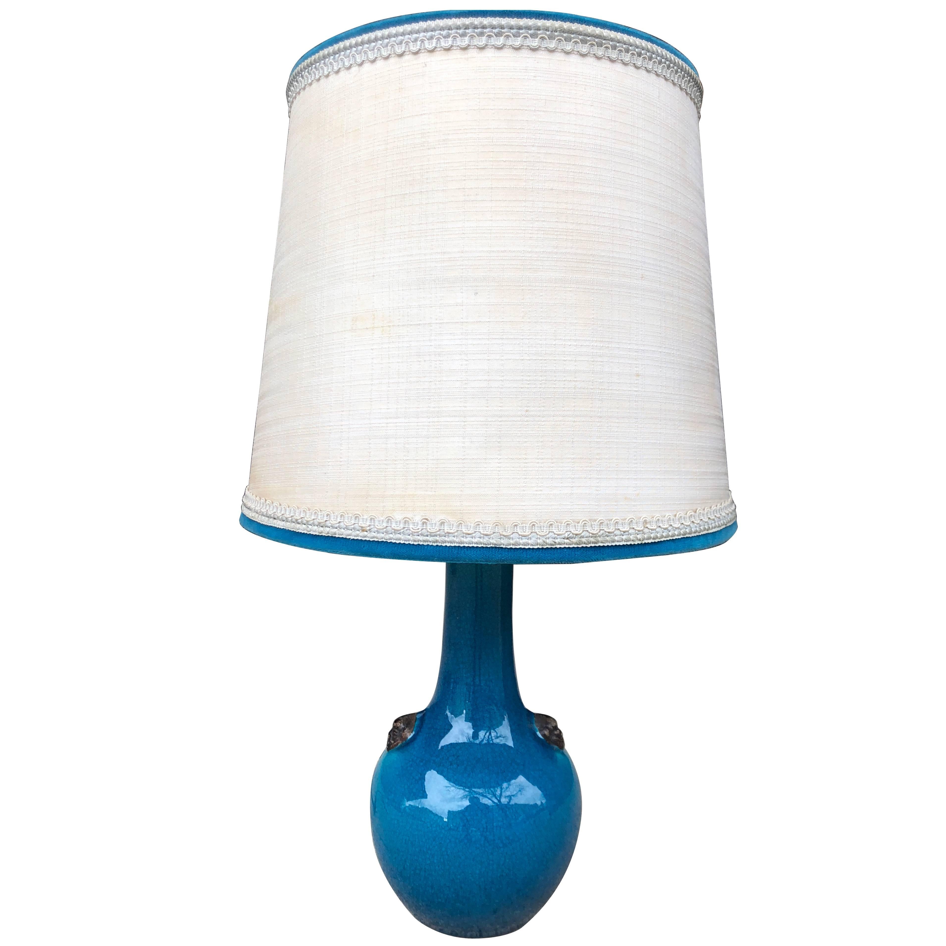 Lampe craqueleur bleue Pol Chambost avec abat-jour d'origine ; signée en vente