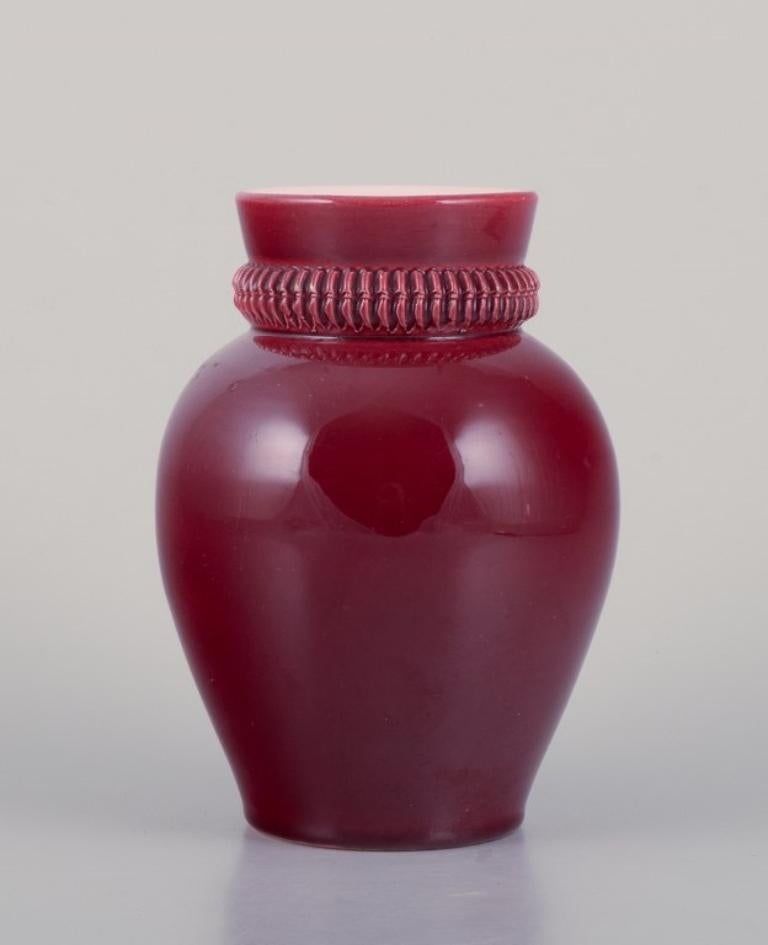 Pol Chambost (1906-1983), French ceramist.
Hand-decorated ceramic vase with burgundy-toned glaze.
Approximately from the 1940s.
In good condition with few minor insignificant nicks.
Marked.
Dimensions: H 16.5 cm x D 10.5 cm.