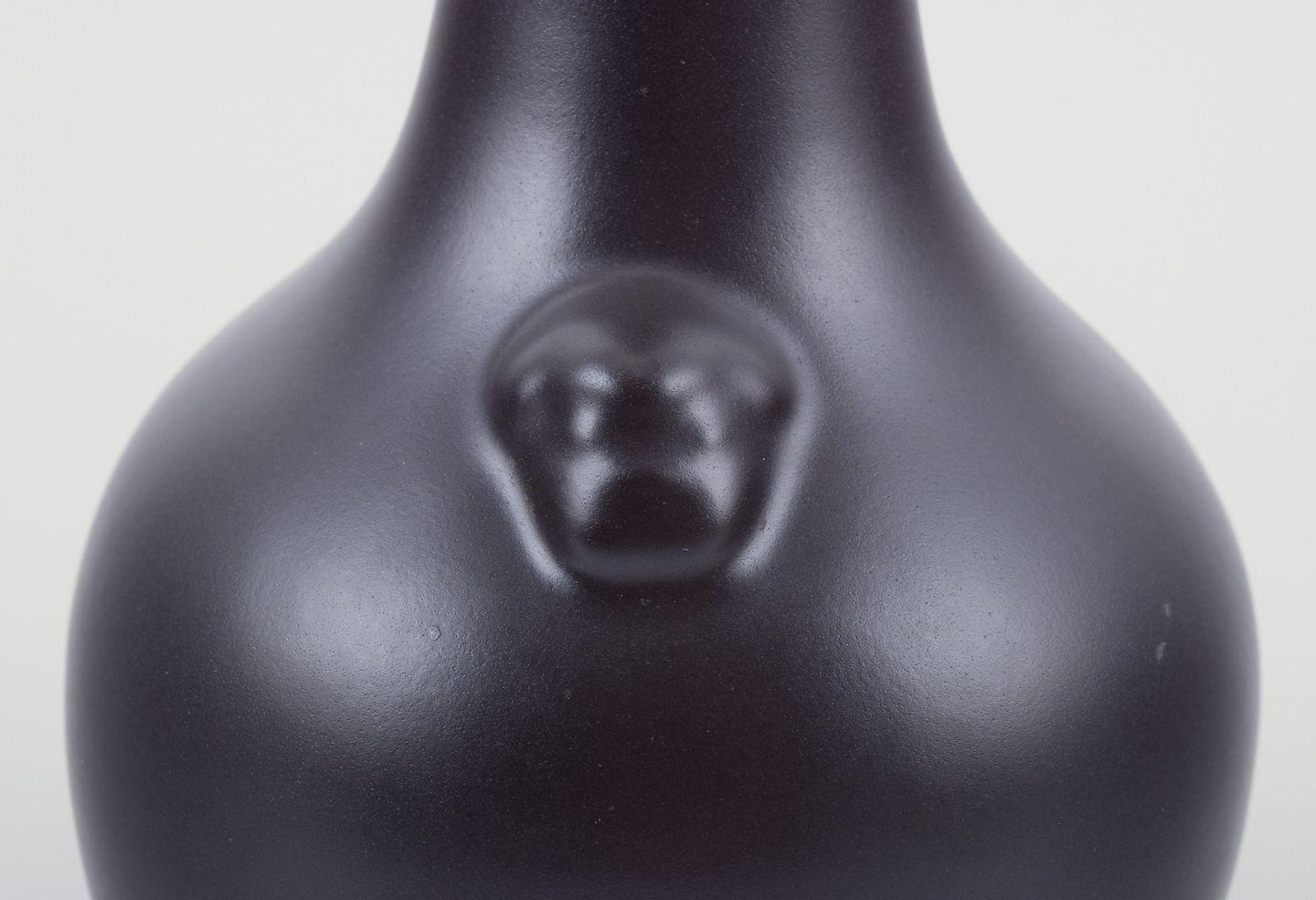 Pol Chambost,  Ceramista francese.  Vaso unico in ceramica con collo stretto. In condizioni ottime in vendita a København, Copenhagen