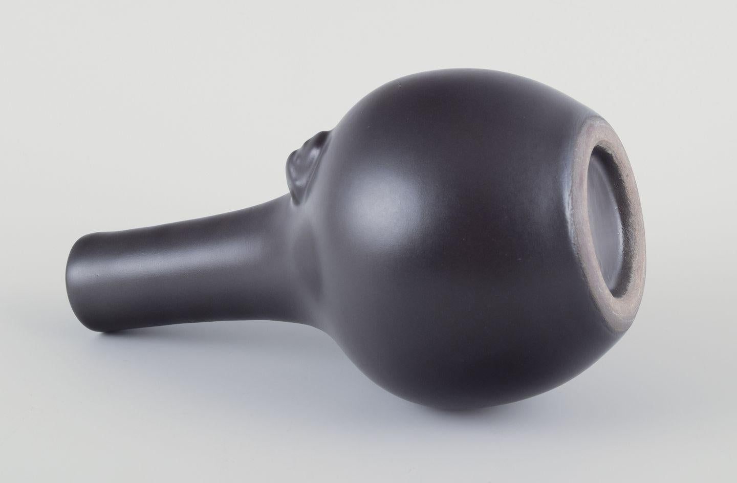 Fine XX secolo Pol Chambost,  Ceramista francese.  Vaso unico in ceramica con collo stretto. in vendita