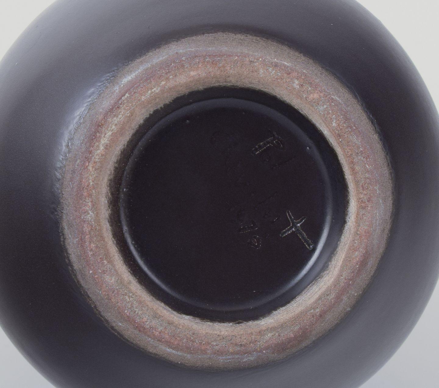 Ceramica Pol Chambost,  Ceramista francese.  Vaso unico in ceramica con collo stretto. in vendita
