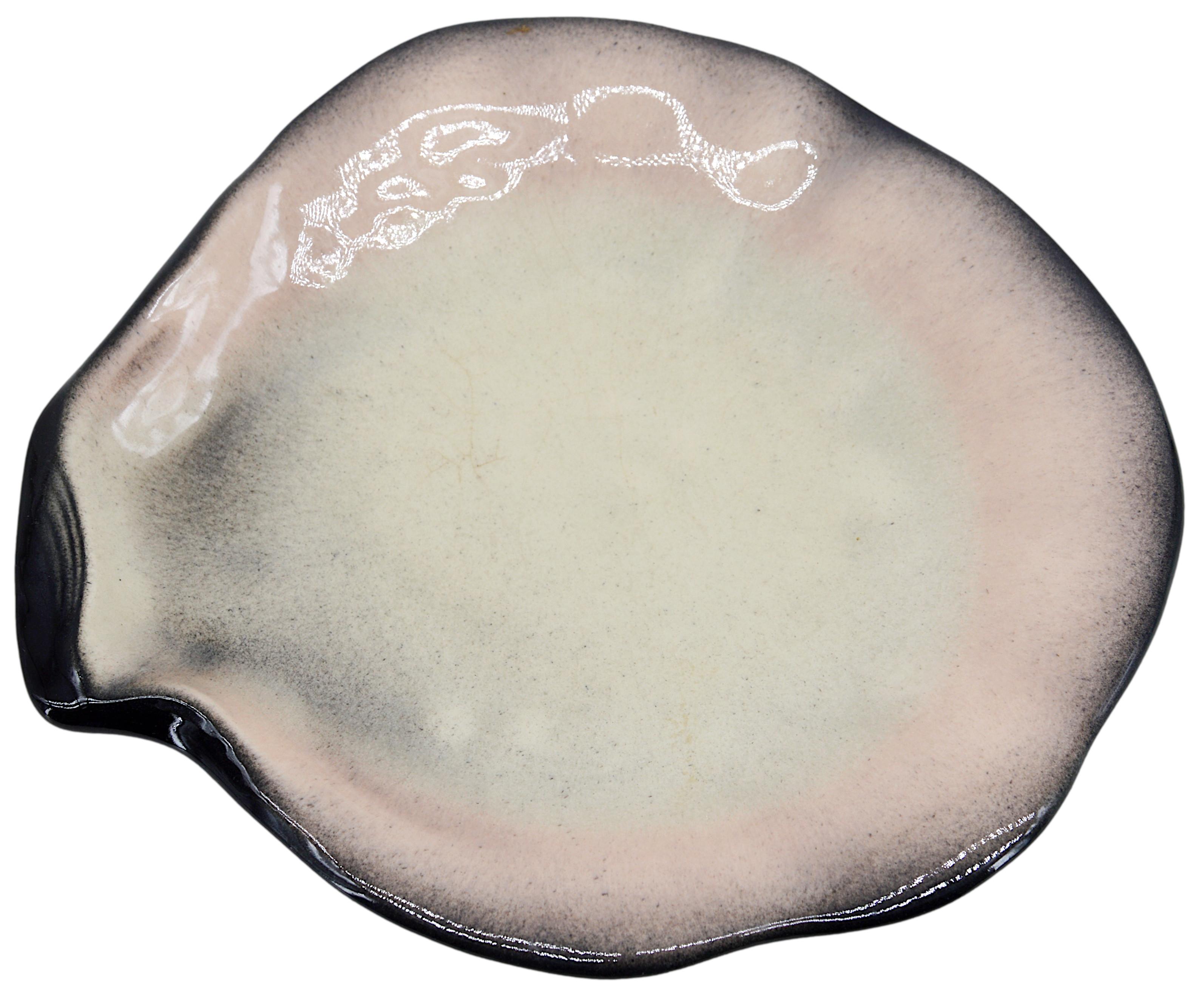Cuenco de concha de cerámica de Pol Chambost, Francia, hacia 1950. Medidas: Alto : 3,6cm - 1,4 pulg., Ancho : 25,5cm - 10 pulg. Profundidad : 24,5 cm - 9,6 pulg. Inciso bajo la base 