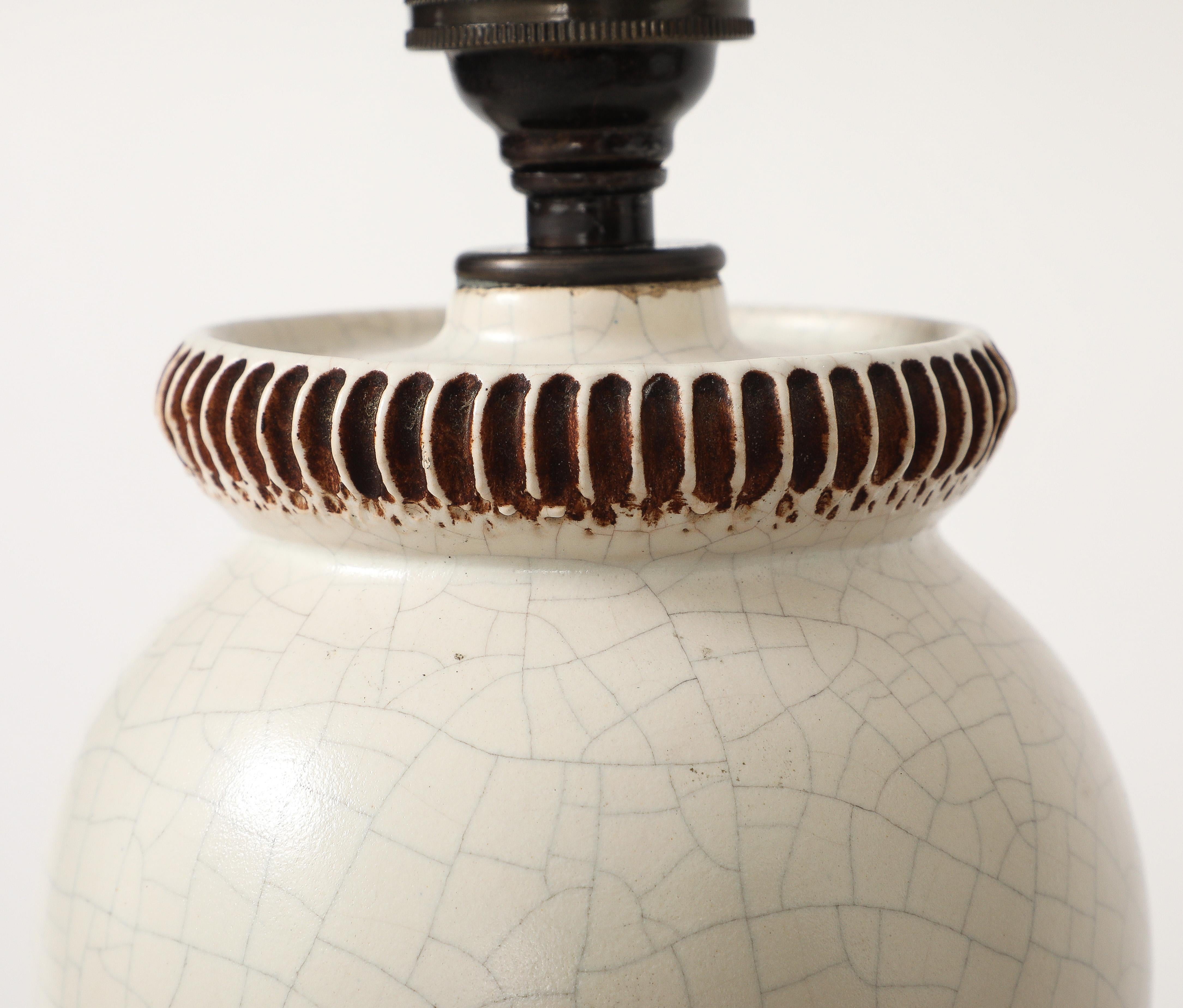Pol Chambost, Elfenbeinfarbene Crackle-Keramiklampe, Frankreich, um 1930 im Angebot 4