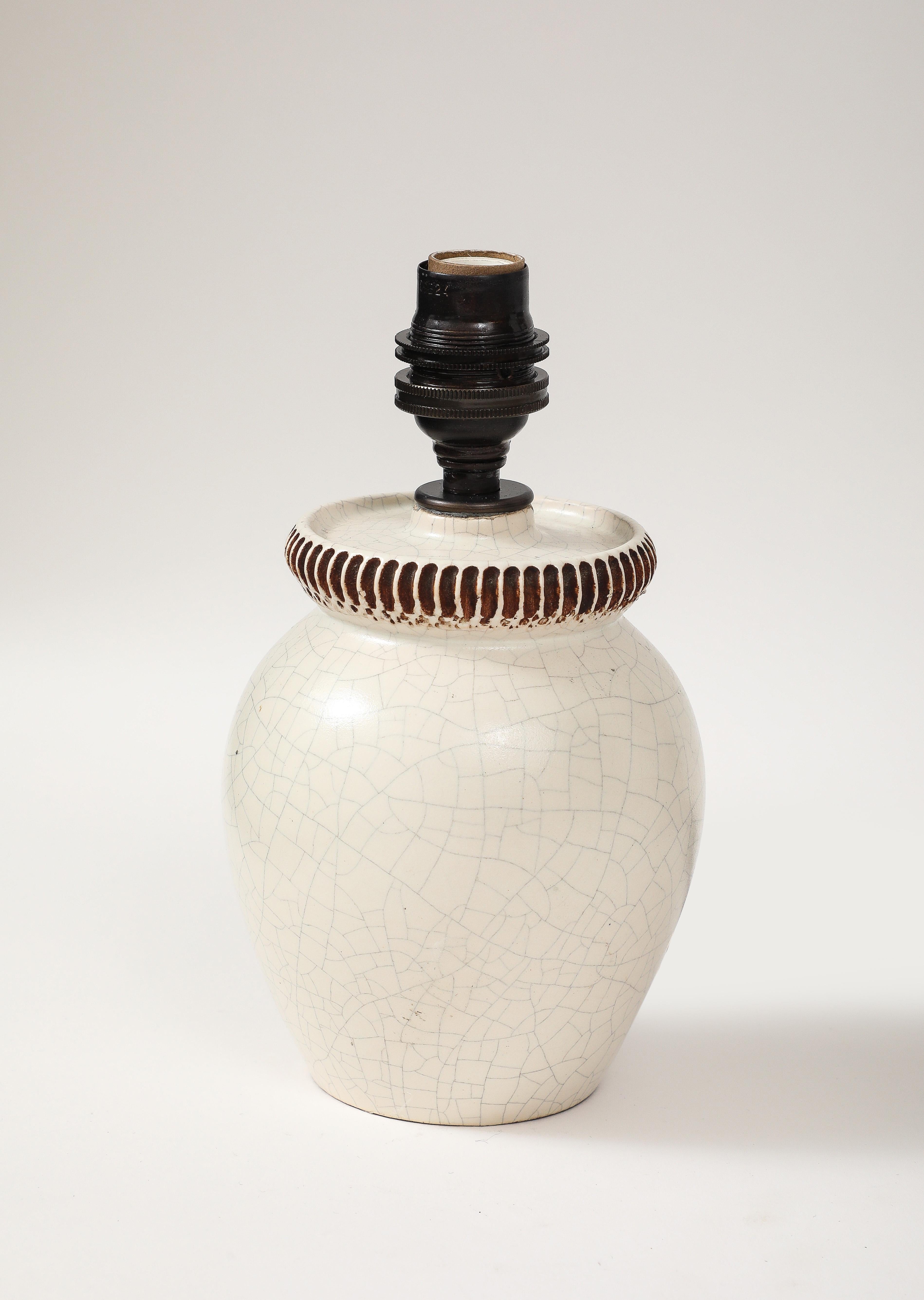 Pol Chambost, Elfenbeinfarbene Crackle-Keramiklampe, Frankreich, um 1930

Handgefertigter Pergament-Schirm