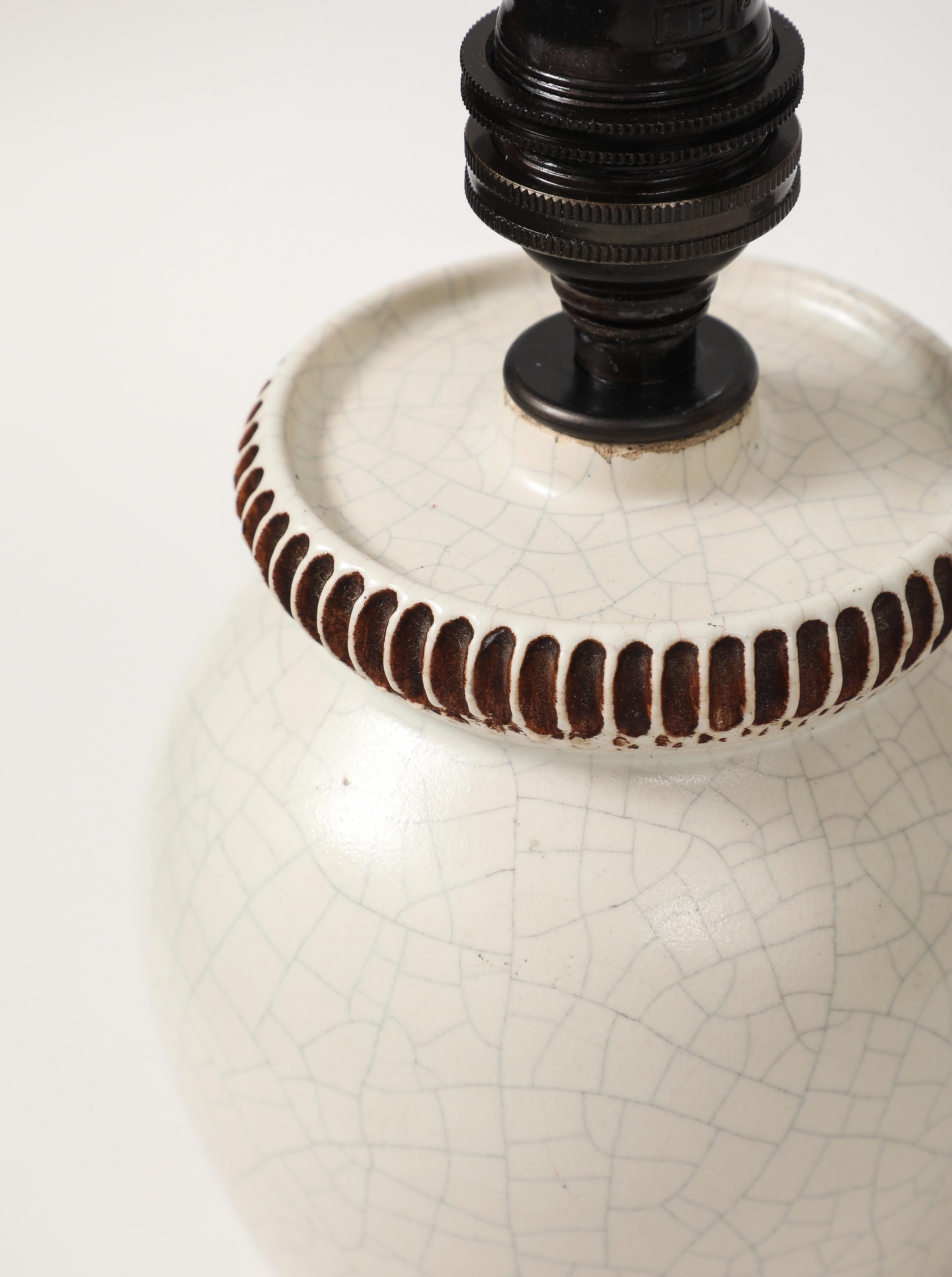 Pol Chambost, Elfenbeinfarbene Crackle-Keramiklampe, Frankreich, um 1930 (Art déco) im Angebot