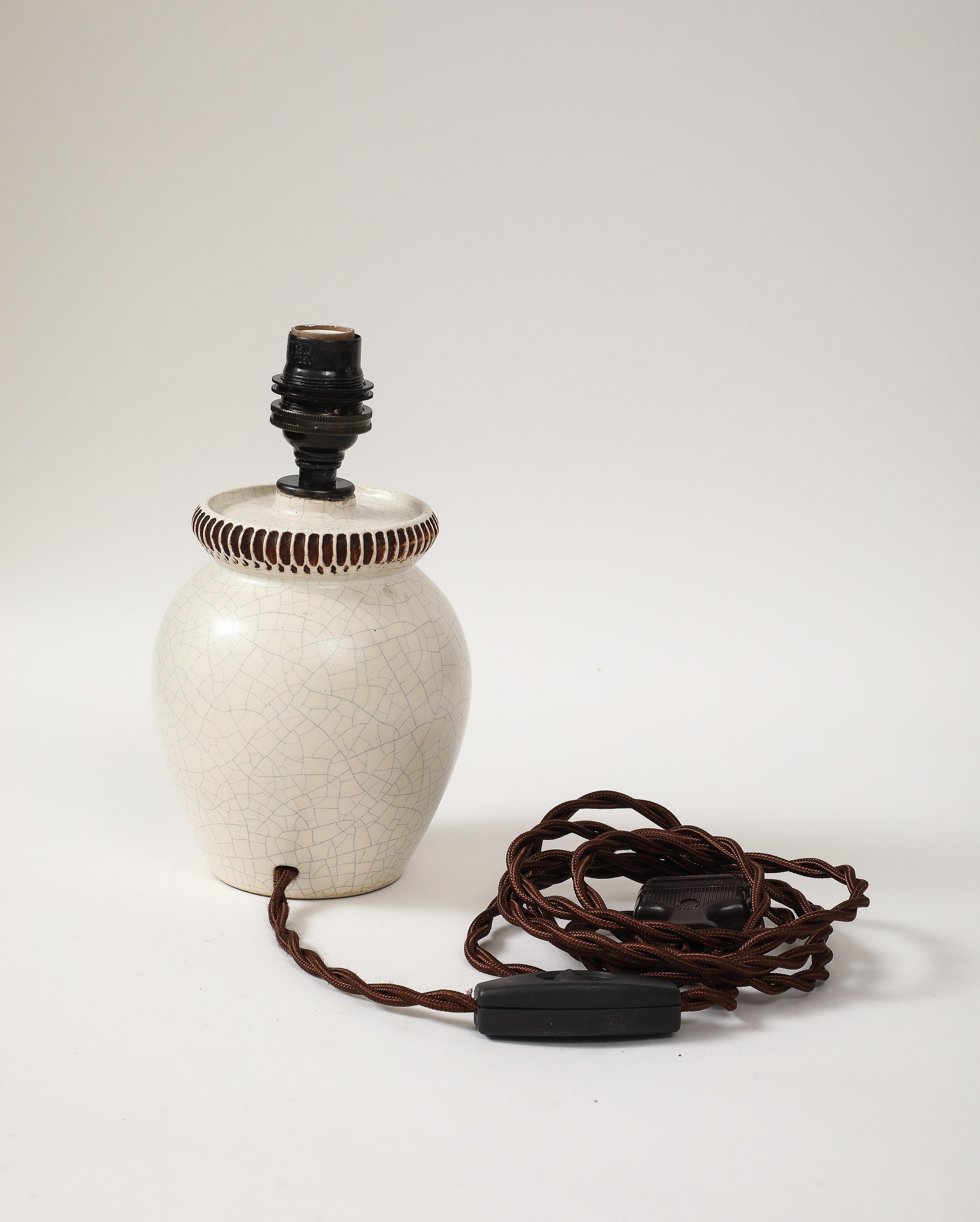 Pol Chambost, Elfenbeinfarbene Crackle-Keramiklampe, Frankreich, um 1930 (Französisch) im Angebot