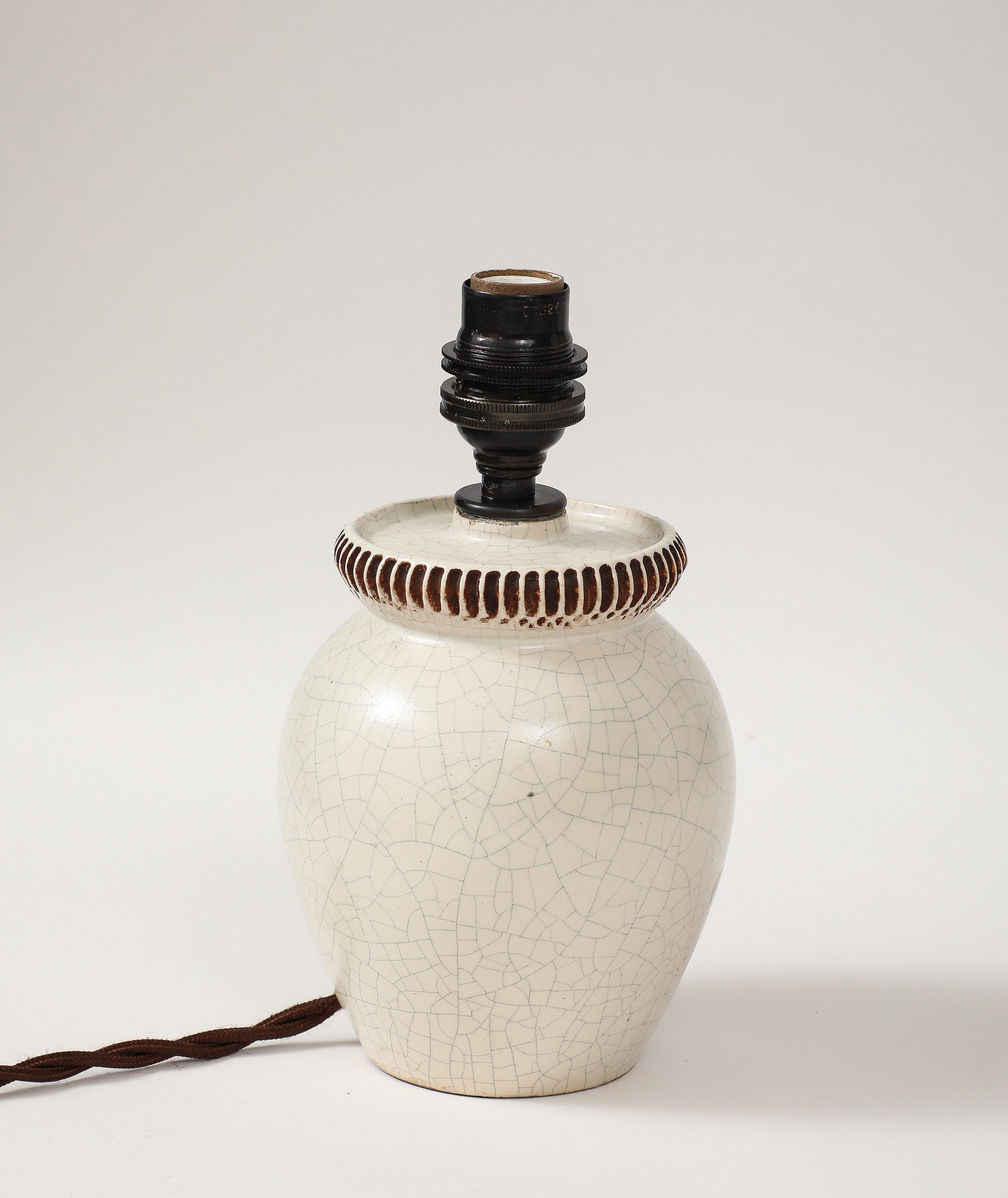 Pol Chambost, Elfenbeinfarbene Crackle-Keramiklampe, Frankreich, um 1930 im Zustand „Gut“ im Angebot in Brooklyn, NY