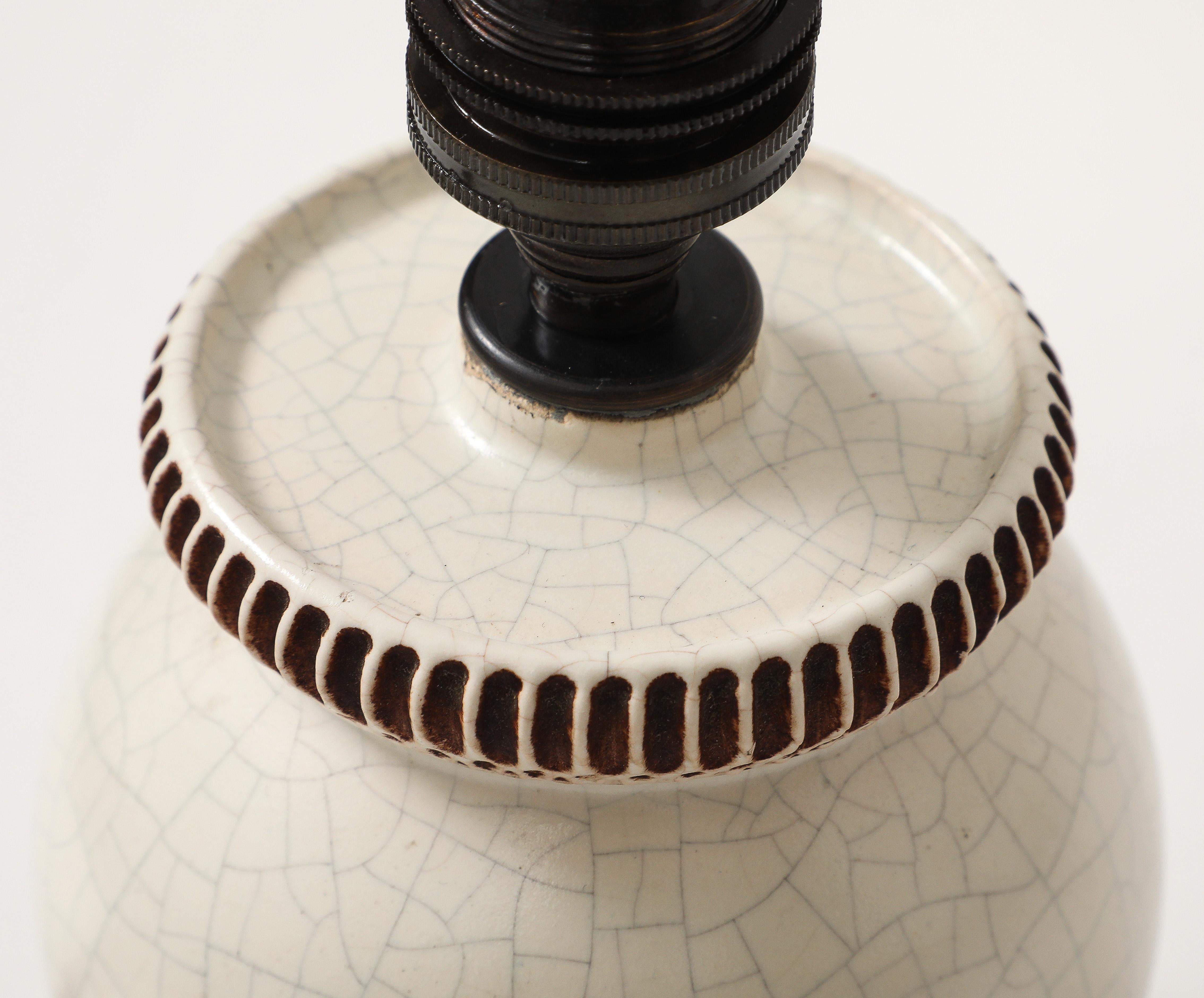 Pol Chambost, Elfenbeinfarbene Crackle-Keramiklampe, Frankreich, um 1930 (Mitte des 20. Jahrhunderts) im Angebot