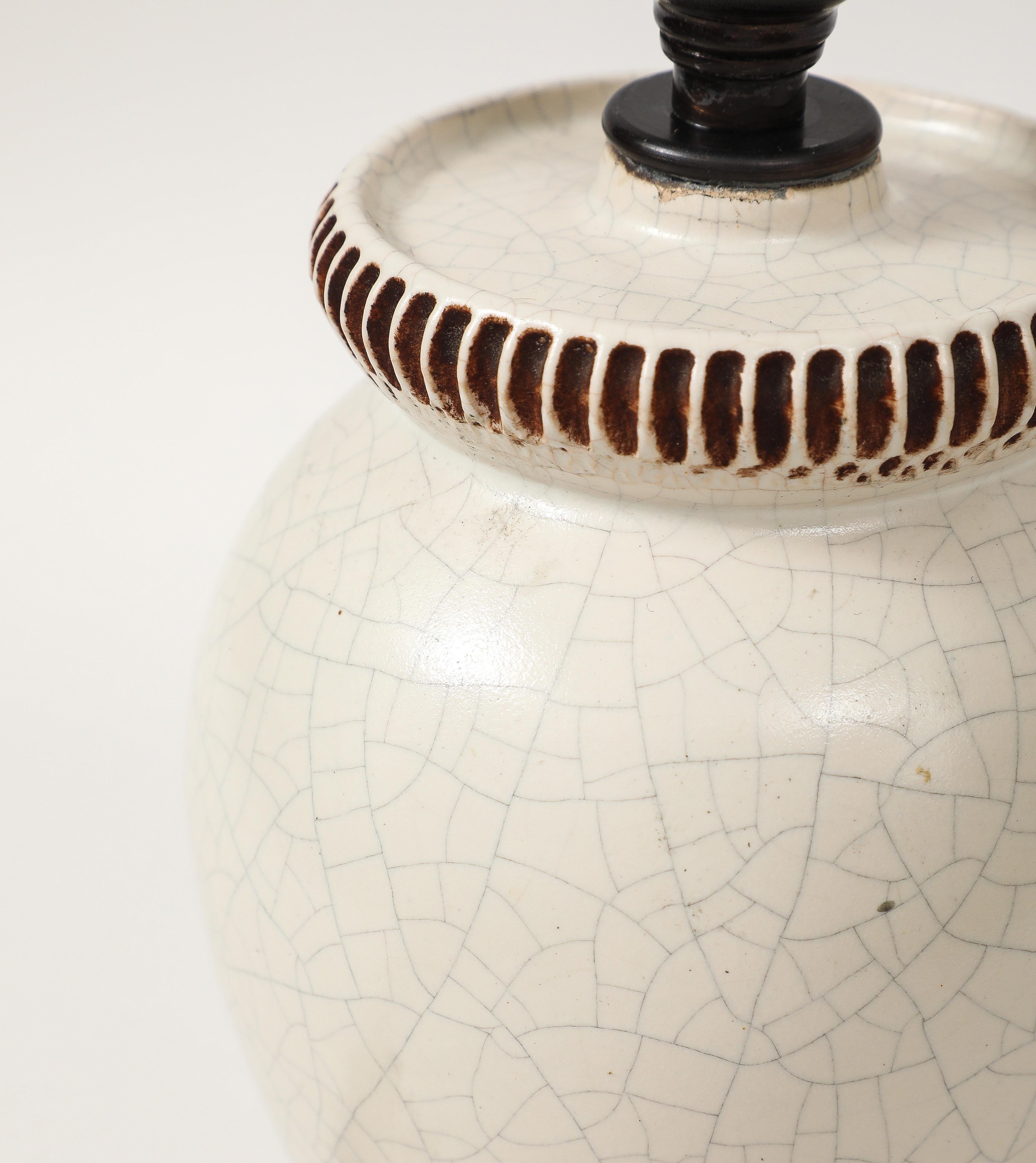 Pol Chambost, Elfenbeinfarbene Crackle-Keramiklampe, Frankreich, um 1930 im Angebot 2