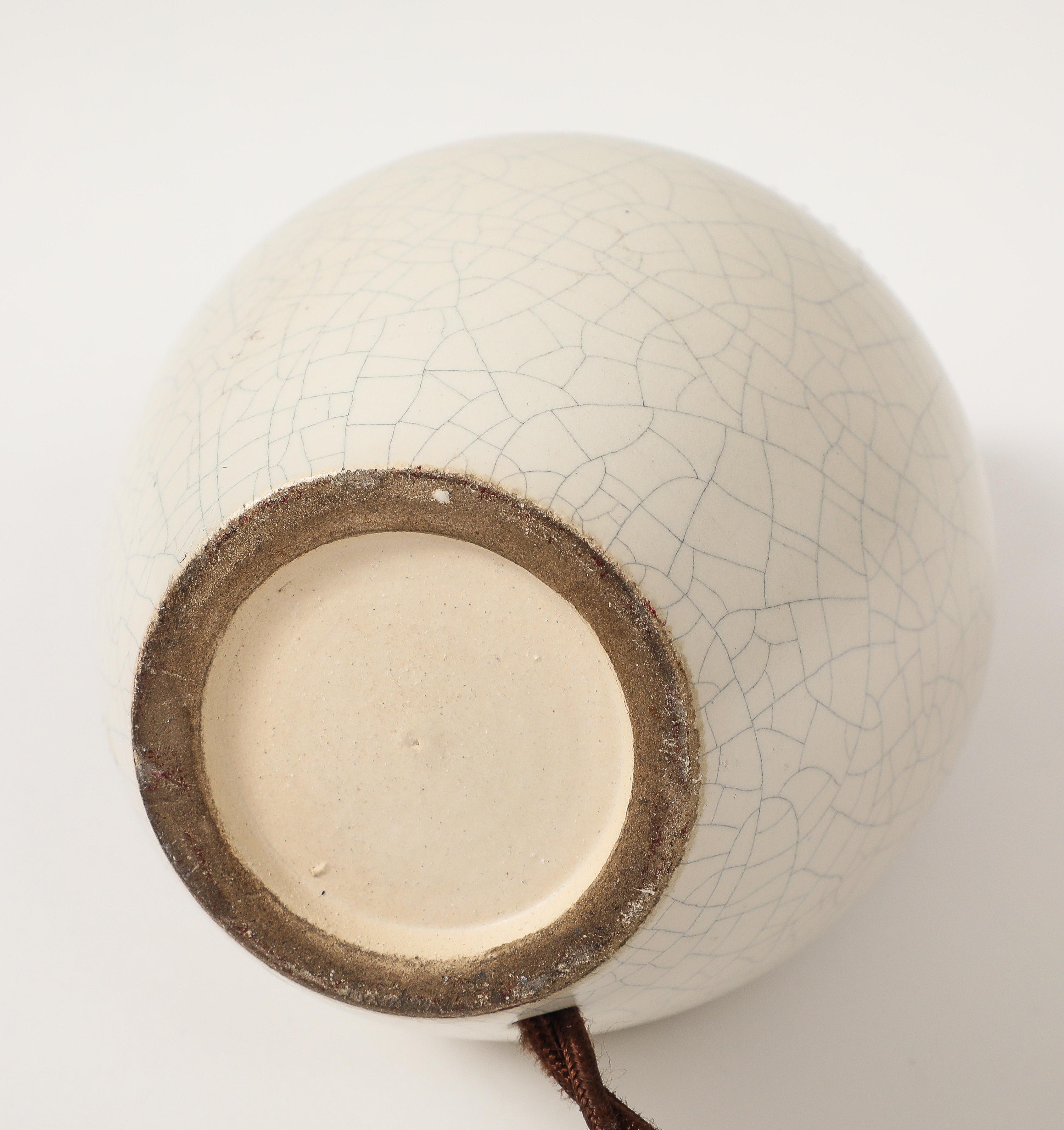 Pol Chambost, Elfenbeinfarbene Crackle-Keramiklampe, Frankreich, um 1930 im Angebot 3