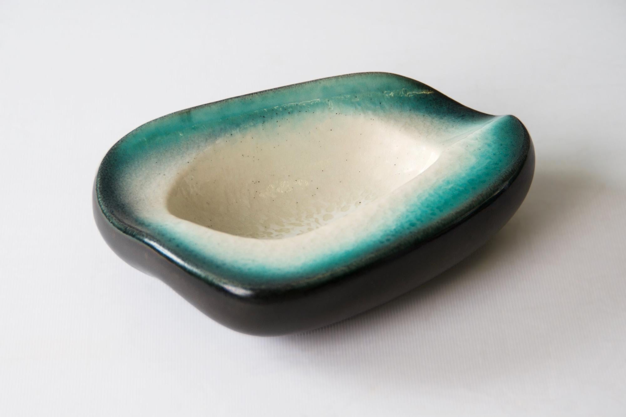 Pol Chambost, (1906-1983)
A vide poche, circa 1960
Of oval shape
Enameled ceramic (green white and black enamel)

Signed and numbered 'Pol Chambost, 1053', 'made in France'.

   