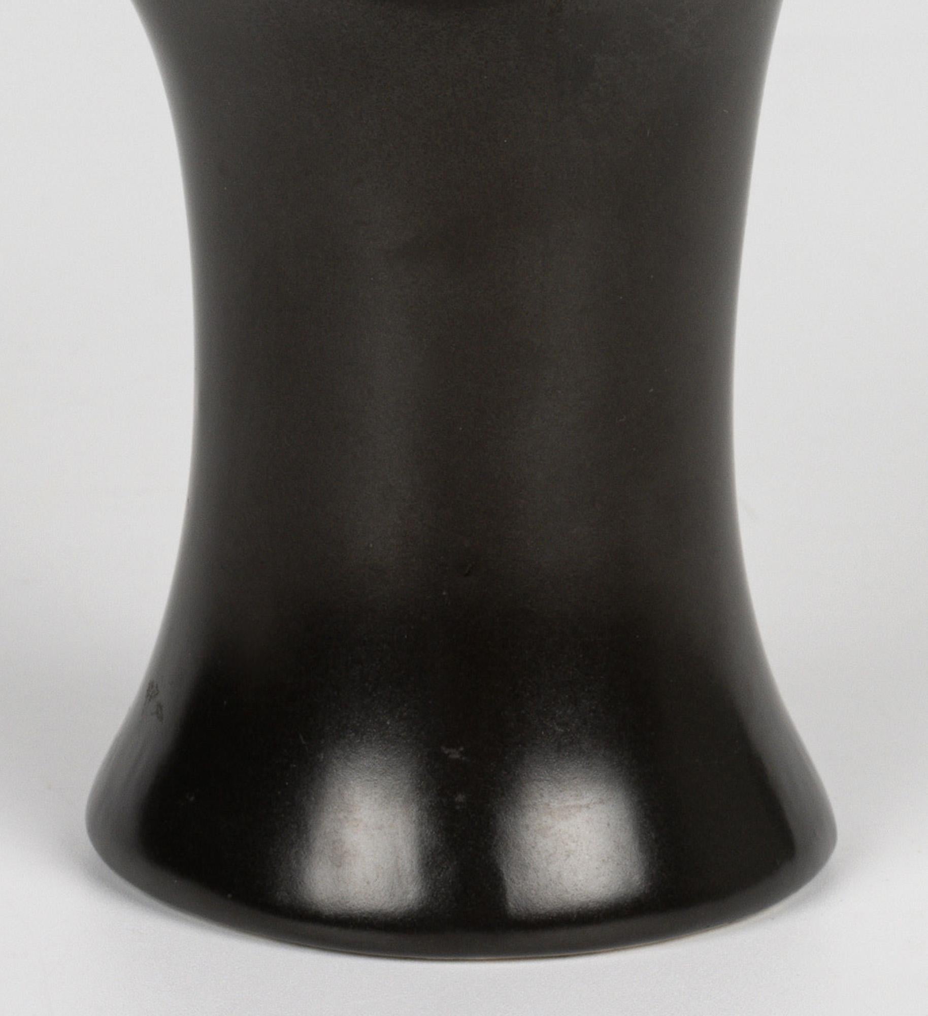 Jarrón esmaltado negro y amarillo de cerámica artística de mediados de siglo Pol Chambost en venta 3