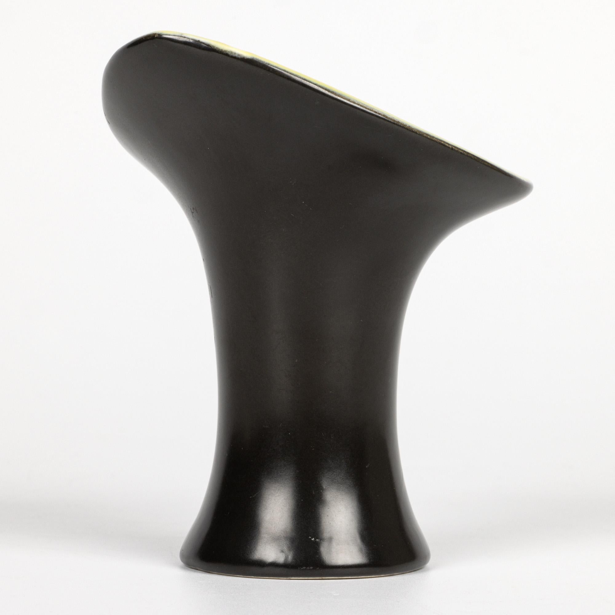 Jarrón esmaltado negro y amarillo de cerámica artística de mediados de siglo Pol Chambost en venta 4