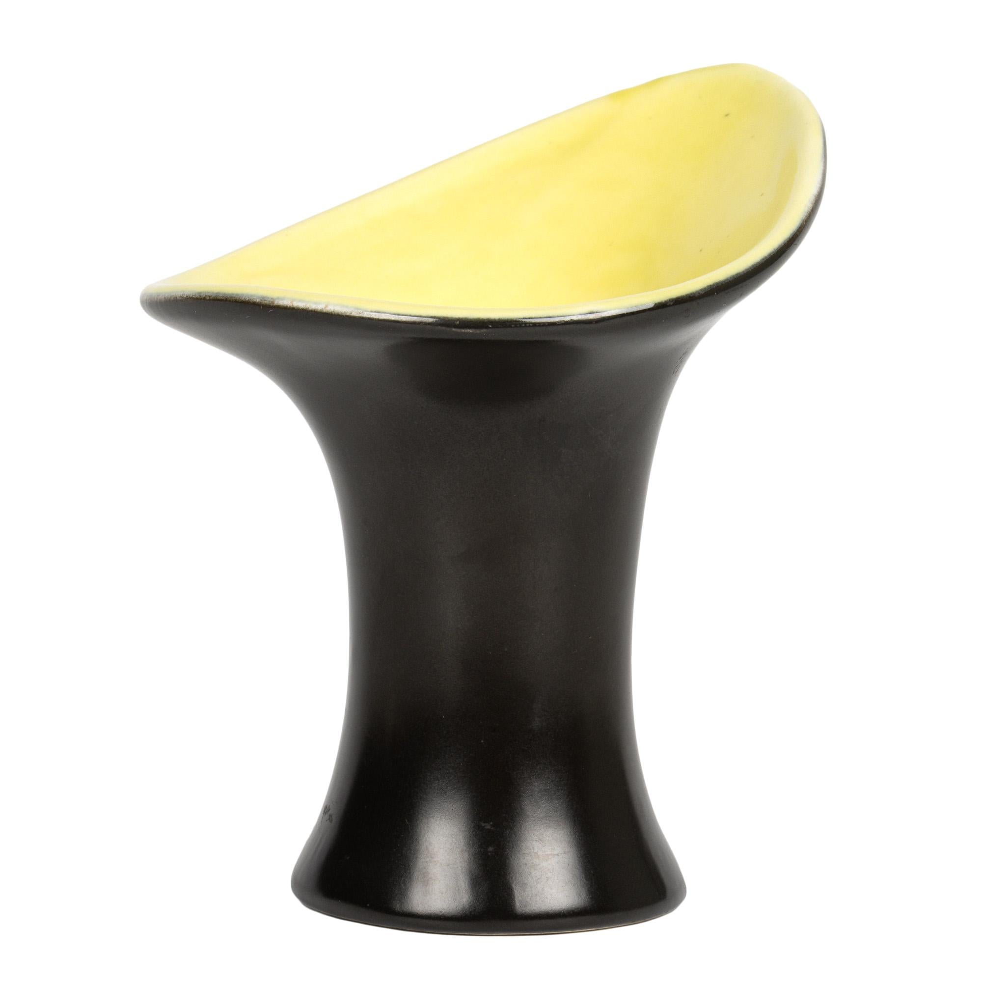 Jarrón esmaltado negro y amarillo de cerámica artística de mediados de siglo Pol Chambost en venta 5