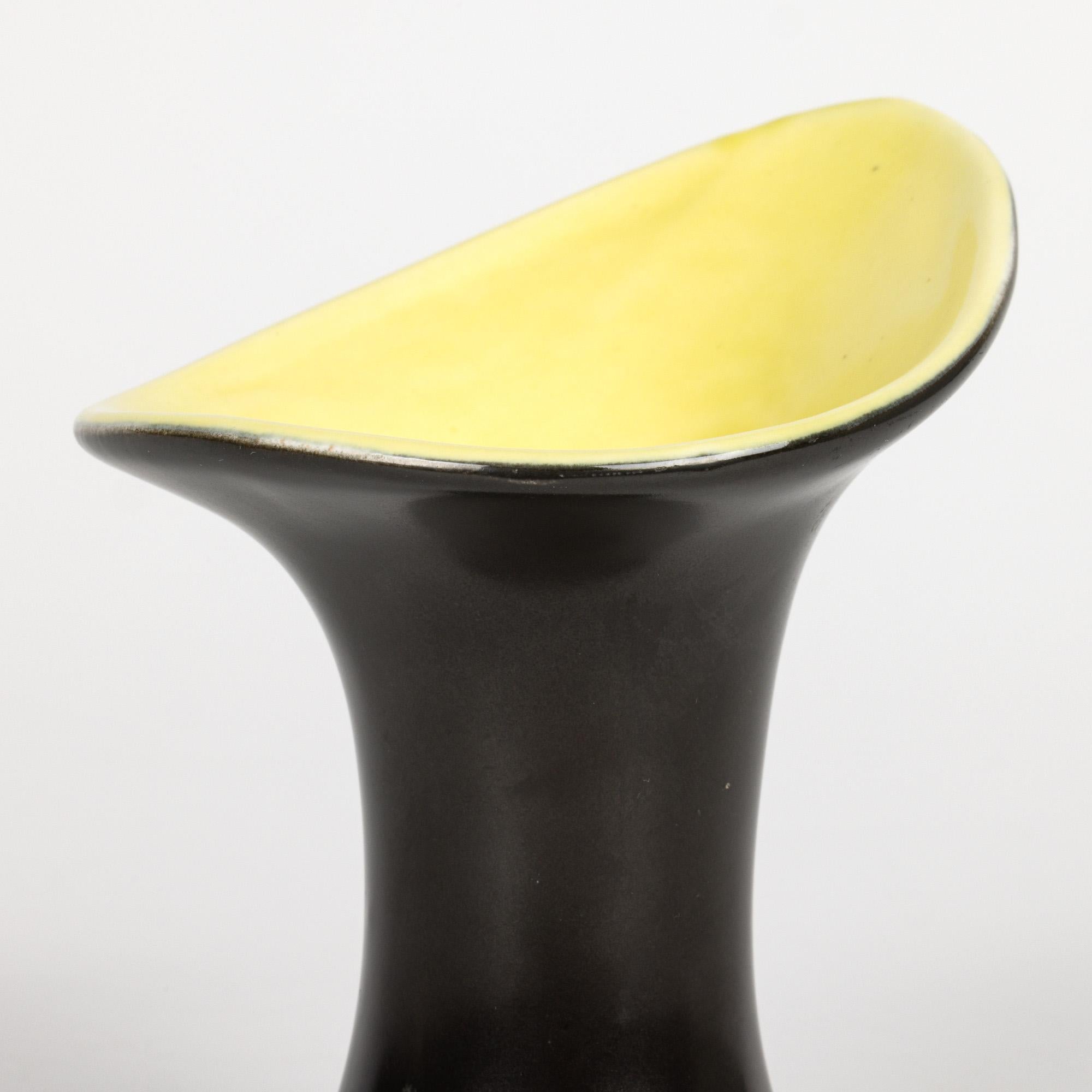 Jarrón esmaltado negro y amarillo de cerámica artística de mediados de siglo Pol Chambost Moderno de mediados de siglo en venta