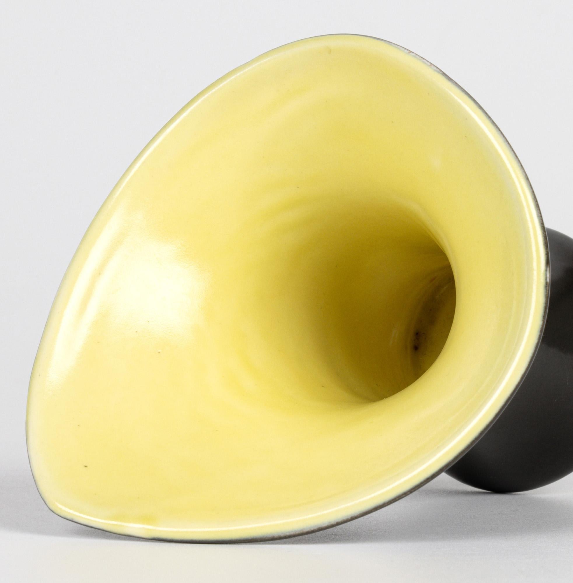 Jarrón esmaltado negro y amarillo de cerámica artística de mediados de siglo Pol Chambost Francés en venta