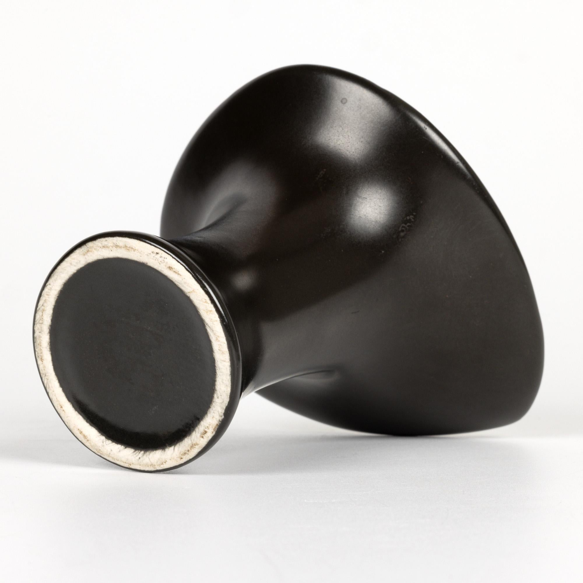 Jarrón esmaltado negro y amarillo de cerámica artística de mediados de siglo Pol Chambost Hecho a mano en venta