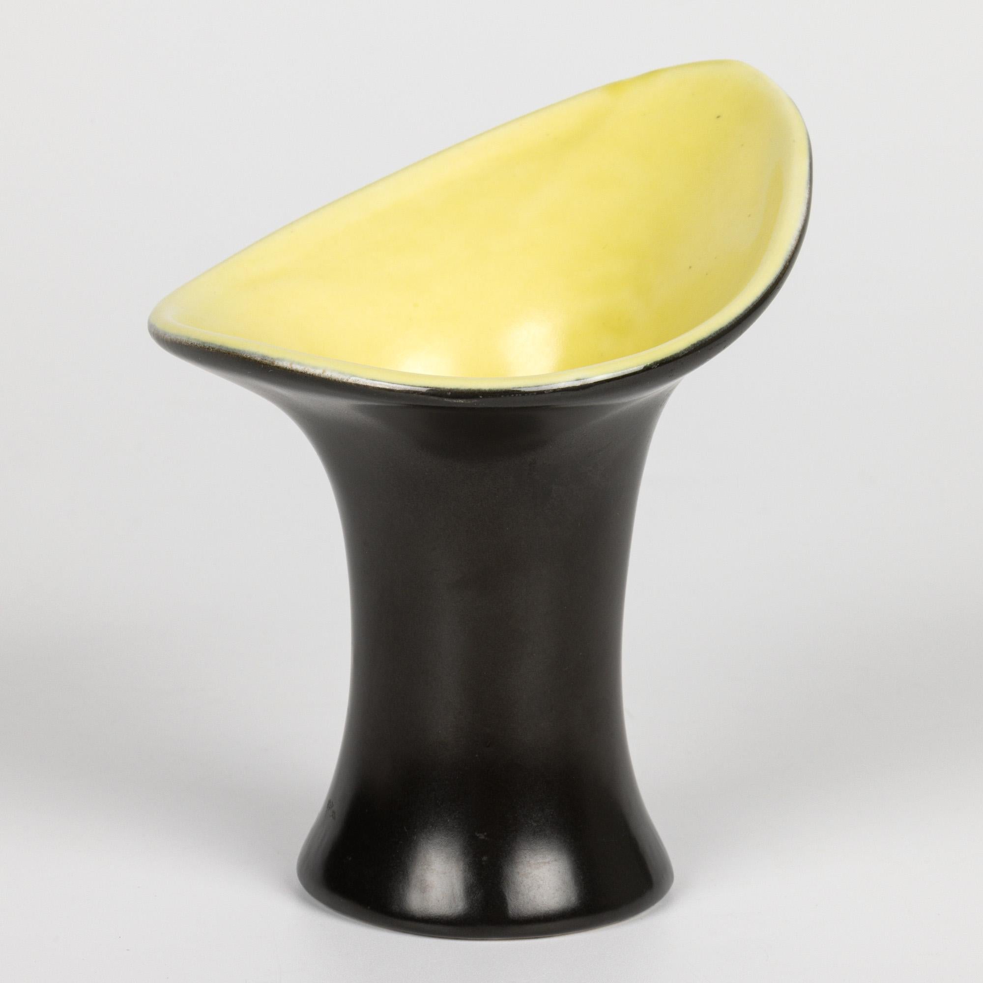 Jarrón esmaltado negro y amarillo de cerámica artística de mediados de siglo Pol Chambost siglo XX en venta