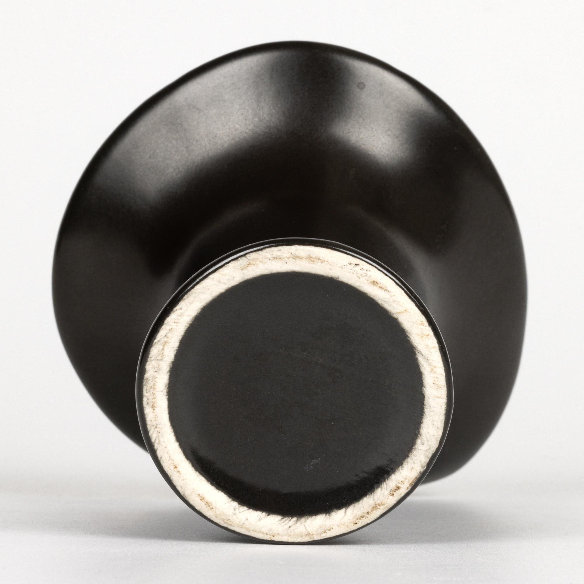 Jarrón esmaltado negro y amarillo de cerámica artística de mediados de siglo Pol Chambost Loza de barro en venta
