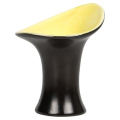 Jarrón esmaltado negro y amarillo de cerámica artística de mediados de siglo Pol Chambost