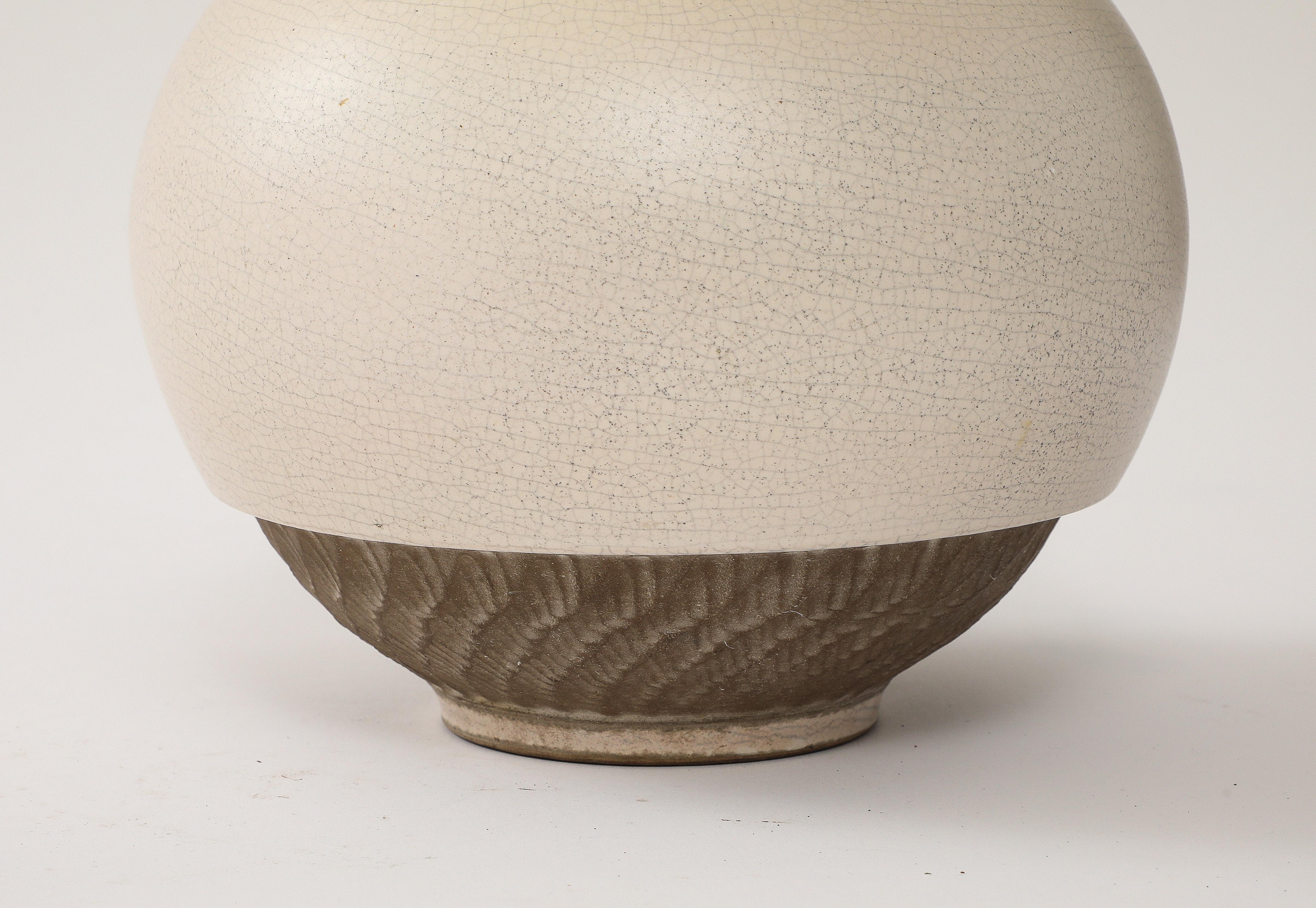 Pol Chambost Off-White Crackle Vase, Brown Incised Bands, Frankreich, 1940, signiert im Angebot 3