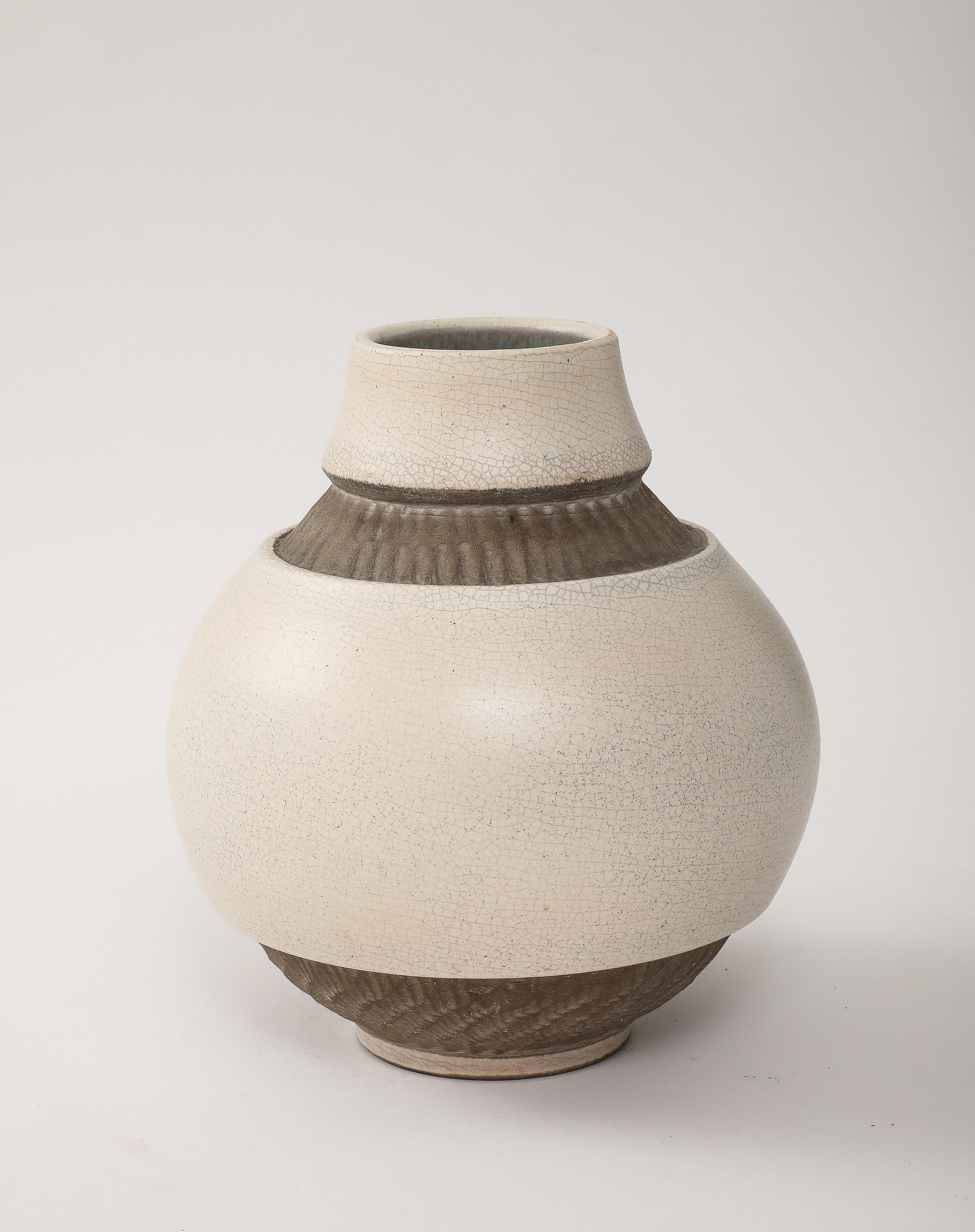 Große weiße Crackle-Vase mit afrikanisch inspirierten braunen Ritzbändern, gestempelt: 'Made in France'.
