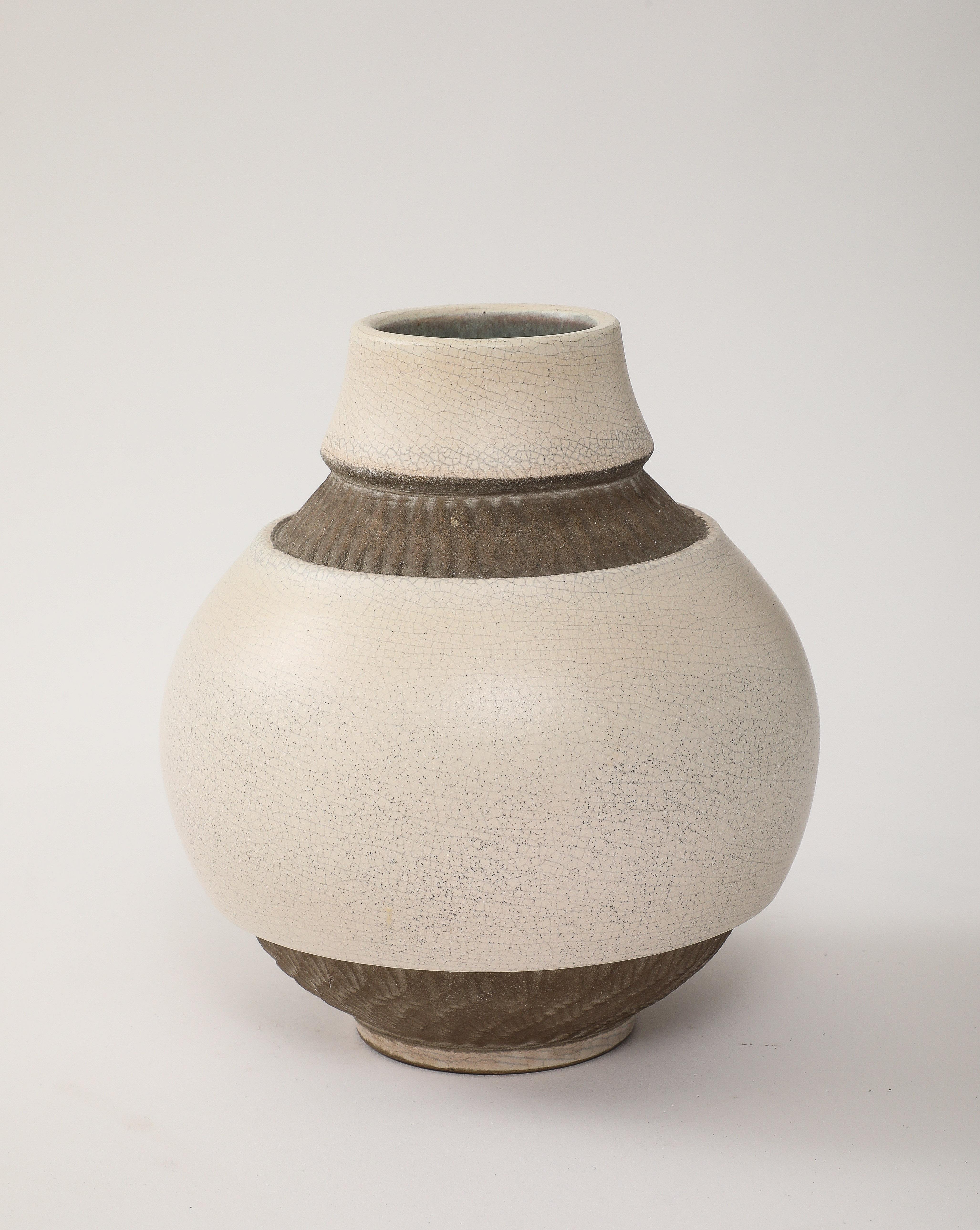 Mid-Century Modern Vase Pol Chambost Off-White Crackle, bandes incisées Brown, France, 1940, signé en vente