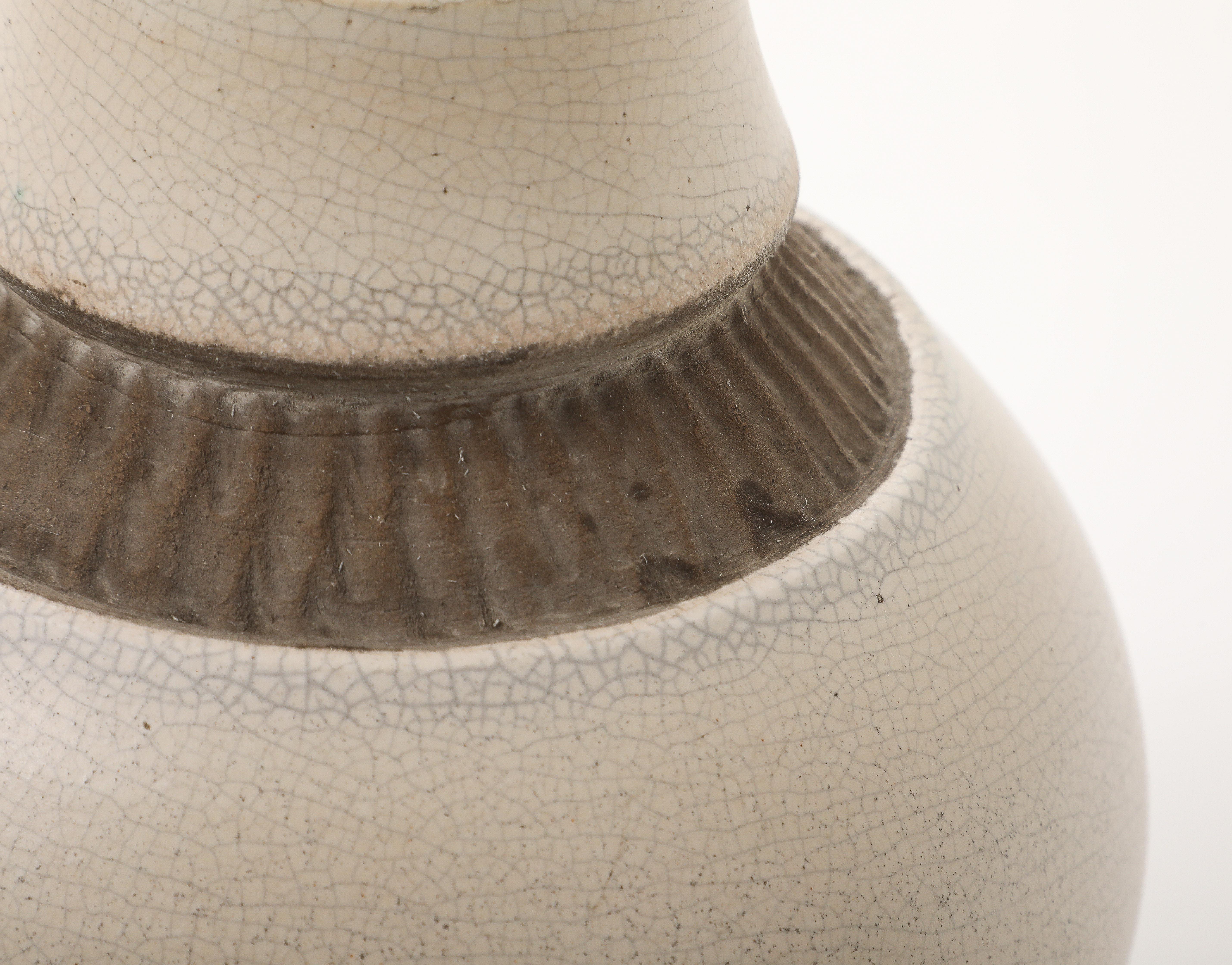 Pol Chambost Off-White Crackle Vase, Brown Incised Bands, Frankreich, 1940, signiert im Angebot 1