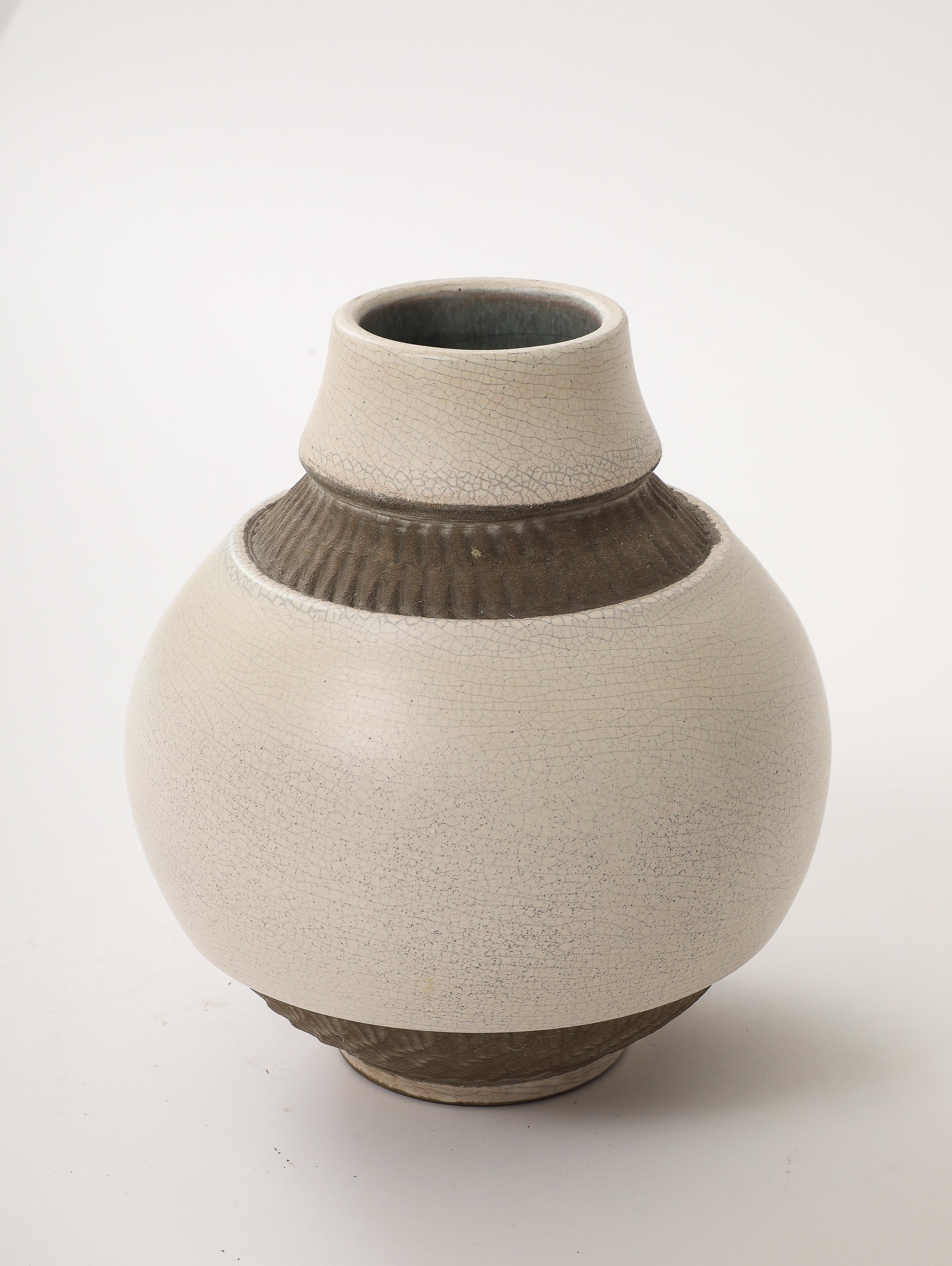 Pol Chambost Off-White Crackle Vase, Brown Incised Bands, Frankreich, 1940, signiert im Angebot 2