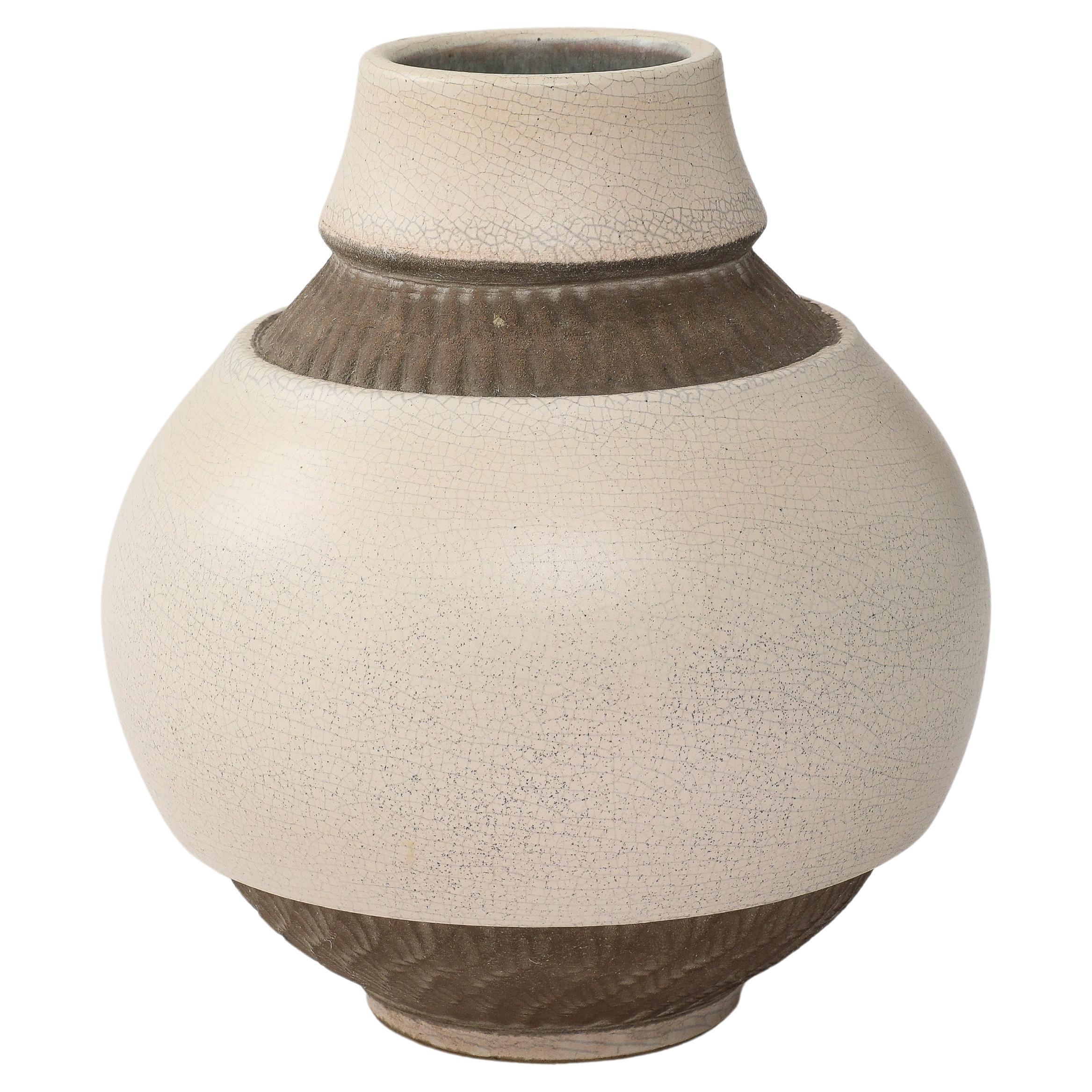 Pol Chambost Off-White Crackle Vase, Brown Incised Bands, Frankreich, 1940, signiert im Angebot