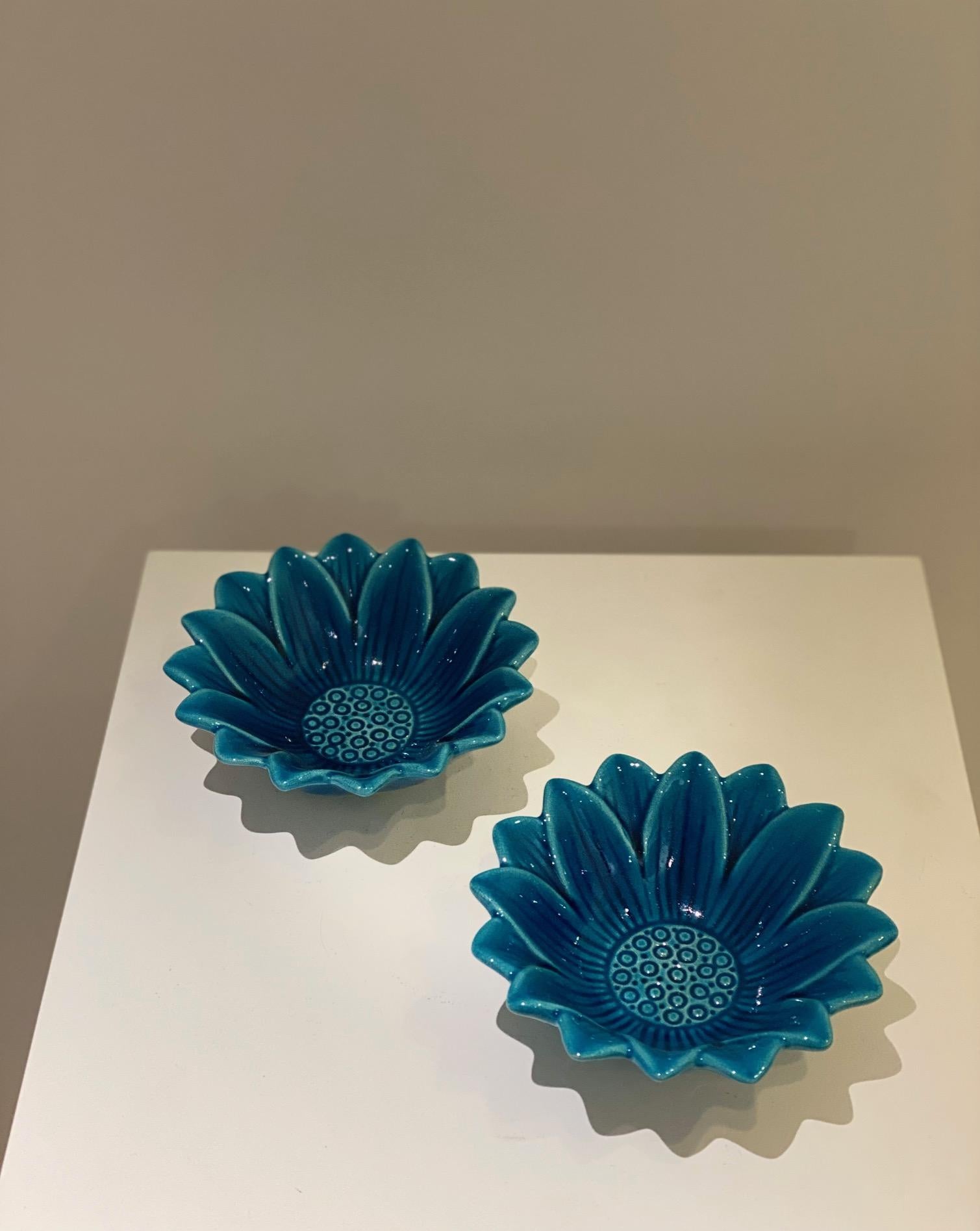 Ceramic pair of Flower cups in shiny blue enamel stoneware . Circa 1965
The pair is signed by the famous French ceramicist Pol Chambost (1906-1983).
Nice condition, not restored.




 