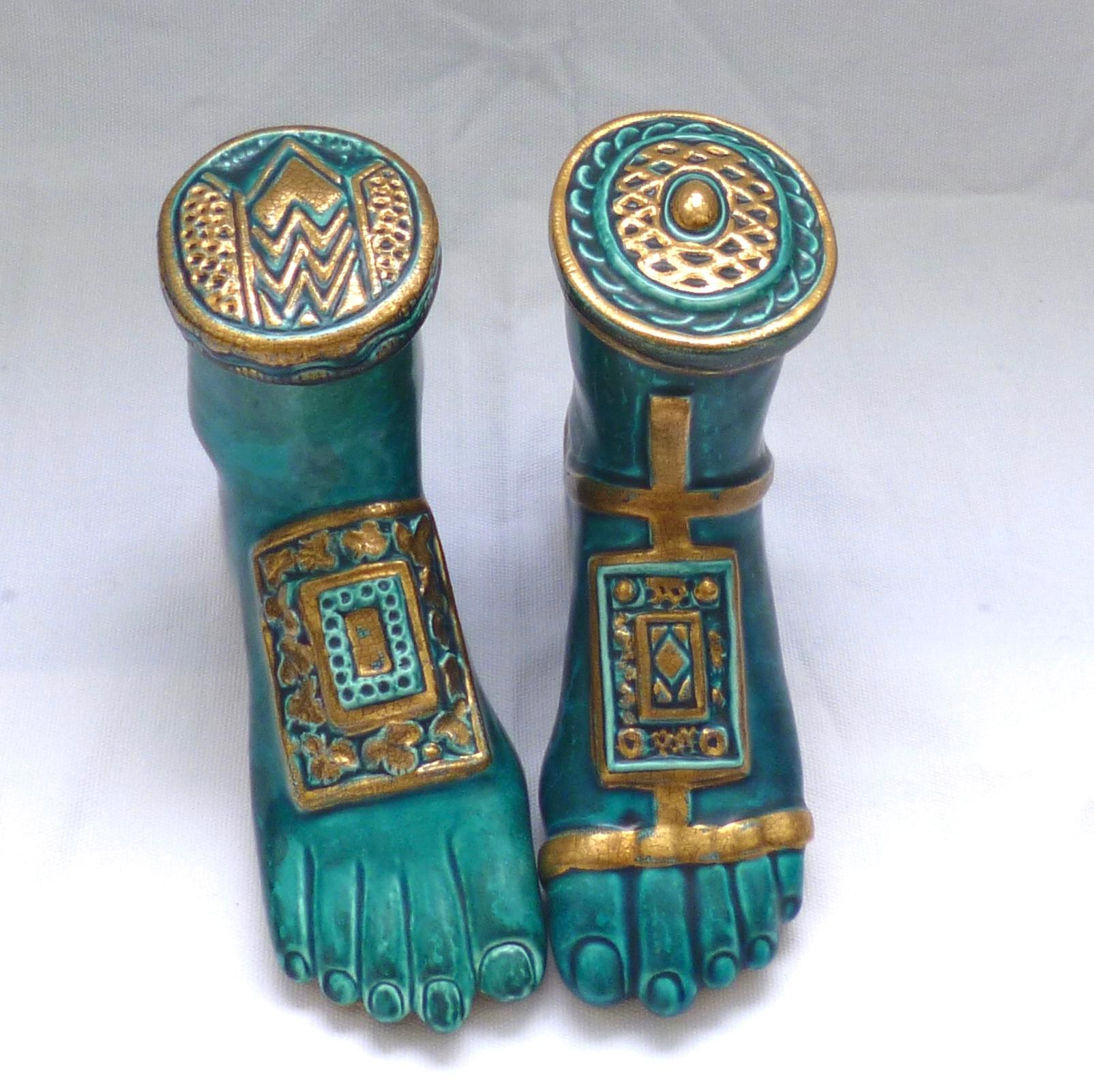 Pol Chambost Paire de boîtes en forme de pieds 1978 céramique émaillée bleue tur im Angebot 7