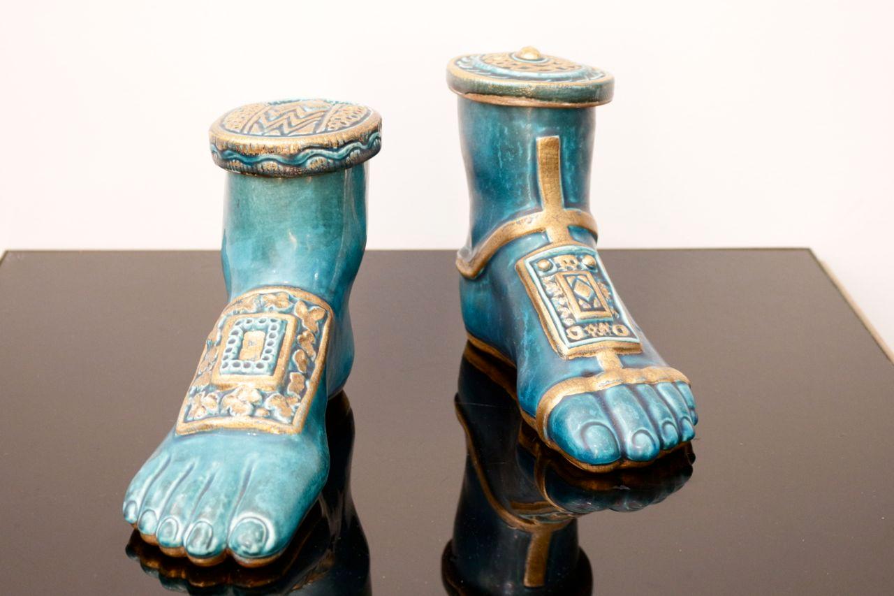Pol Chambost (1906-1983)
Paire de boîtes en forme de pieds, en céramique émaillée bleue turquoise et motifs dorés. Signées « Pol Chambost » et datées 22.12.78 et 22.12.78 respectivement. 
Hauteur : 16 Longueur : 22 cm

Pol Chambost (1906-1983)
Pair