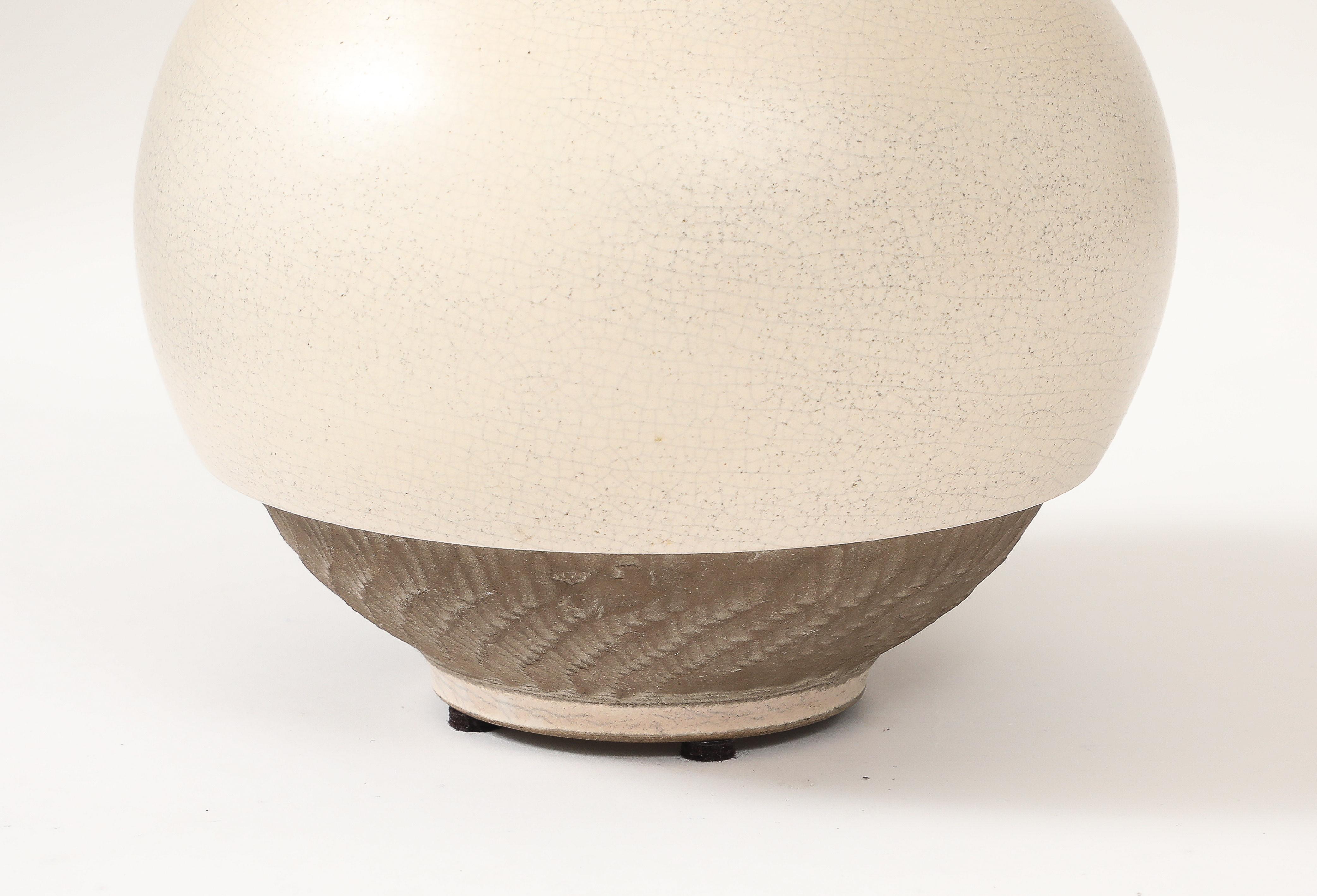 Pol Chambost Keramische Lampe weiß und braun, Frankreich, um 1930 (Moderne der Mitte des Jahrhunderts) im Angebot