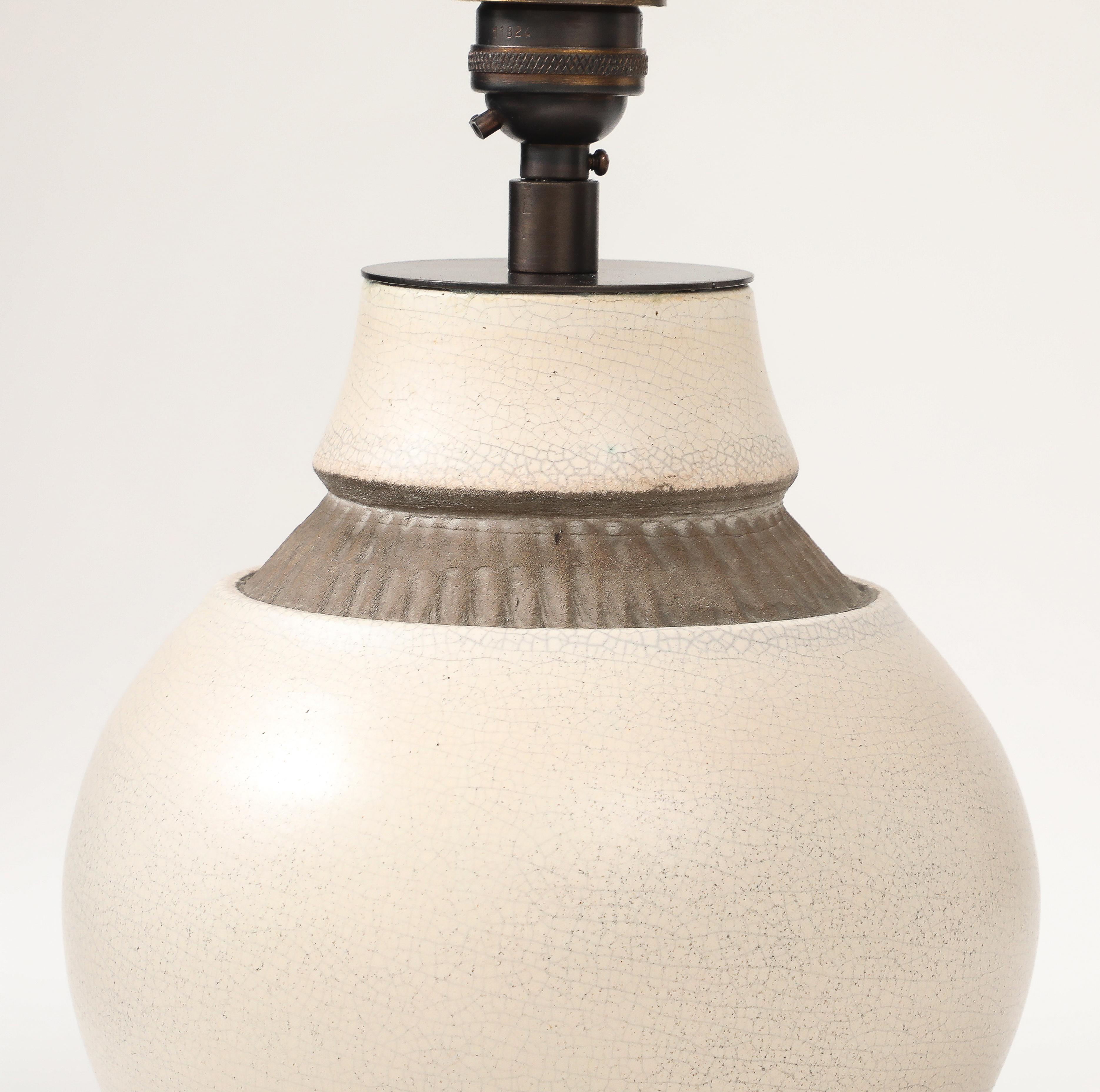 Pol Chambost Keramische Lampe weiß und braun, Frankreich, um 1930 (Französisch) im Angebot