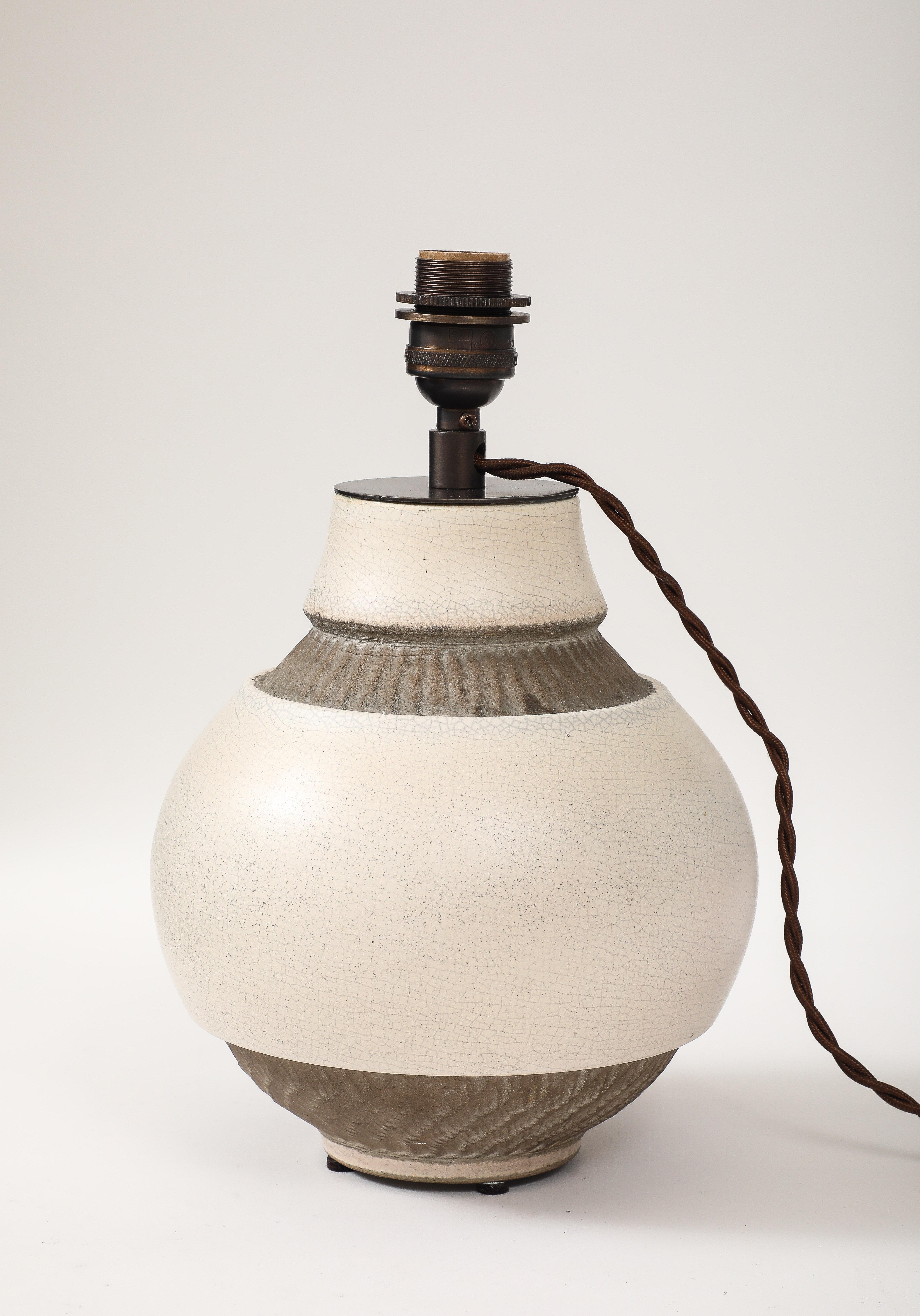 Pol Chambost Keramische Lampe weiß und braun, Frankreich, um 1930 (Mitte des 20. Jahrhunderts) im Angebot