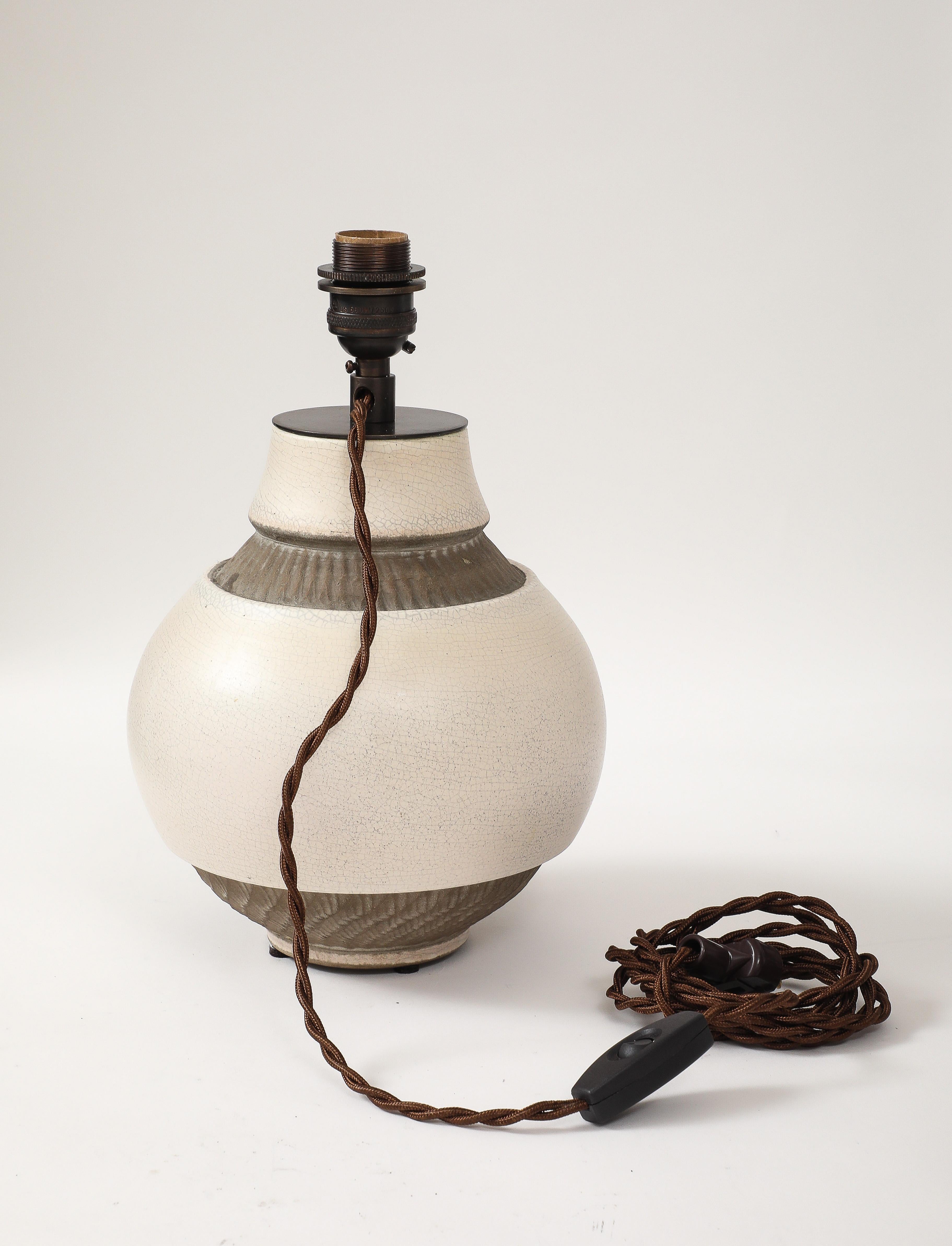 Pol Chambost Keramische Lampe weiß und braun, Frankreich, um 1930 (Keramik) im Angebot