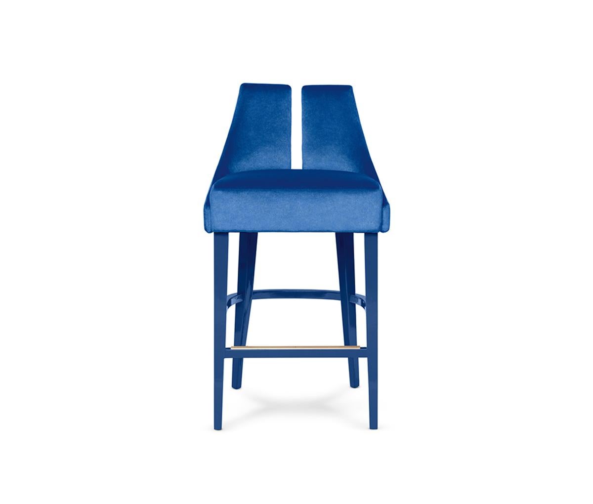 Tabouret de comptoir Polaire par Munna
Dimensions : D 51 x L 51 x H 96 cm. SH : 70 cm.
MATERIAL : Bois massif, mousse, laiton et rembourrage.
Finition : Rembourrage : Velours Trevira, ref. Bleu royal, TRV07. Pieds : Laque brillante bleu royal.