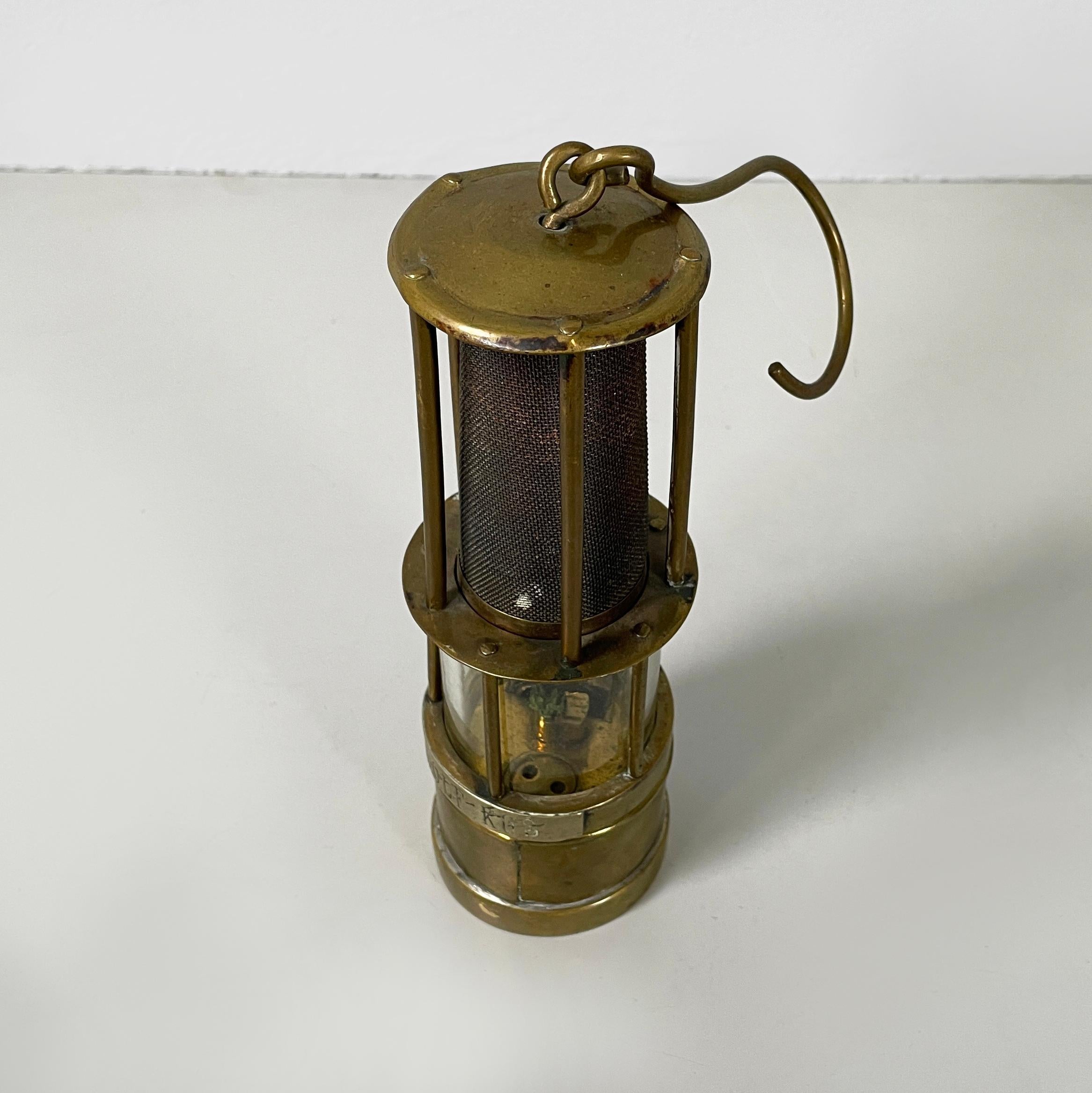 Poland round miner's lantern in brass, late 1800s-early 1900s
Miner's lantern with round base in brass. At the top there is a hook for hanging or carrying the petrol lamp. In the lower part there is a space to light the flame.
Late 1800 - early