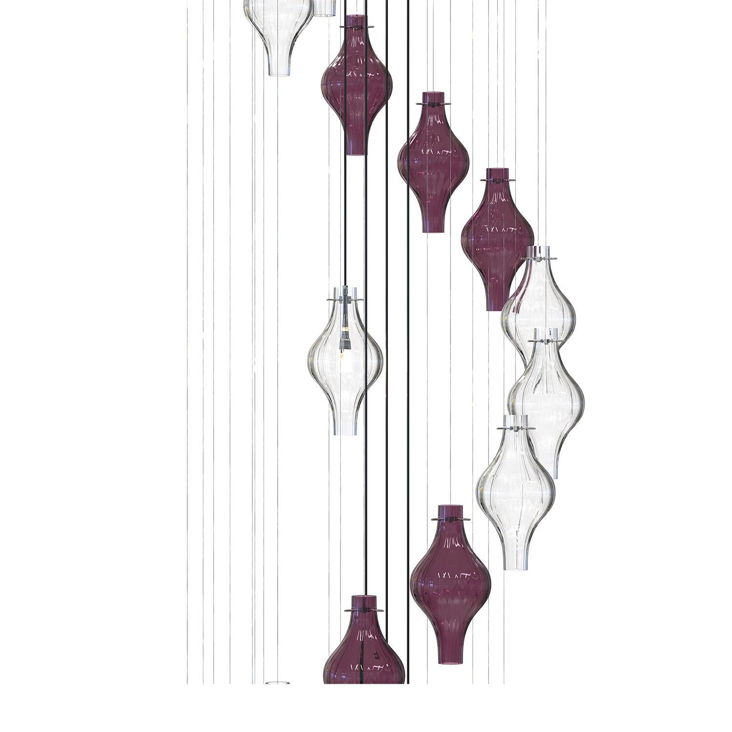 Polani è un lampadario a sospensione 7 luci / 42 anfore.‎ Moderna eleganza in un lampadario a colonna,
Questa creazione di illuminazione è realizzata completamente a mano dai Maestri vetrai secondo antiche e segrete tradizioni tramandate di padre in