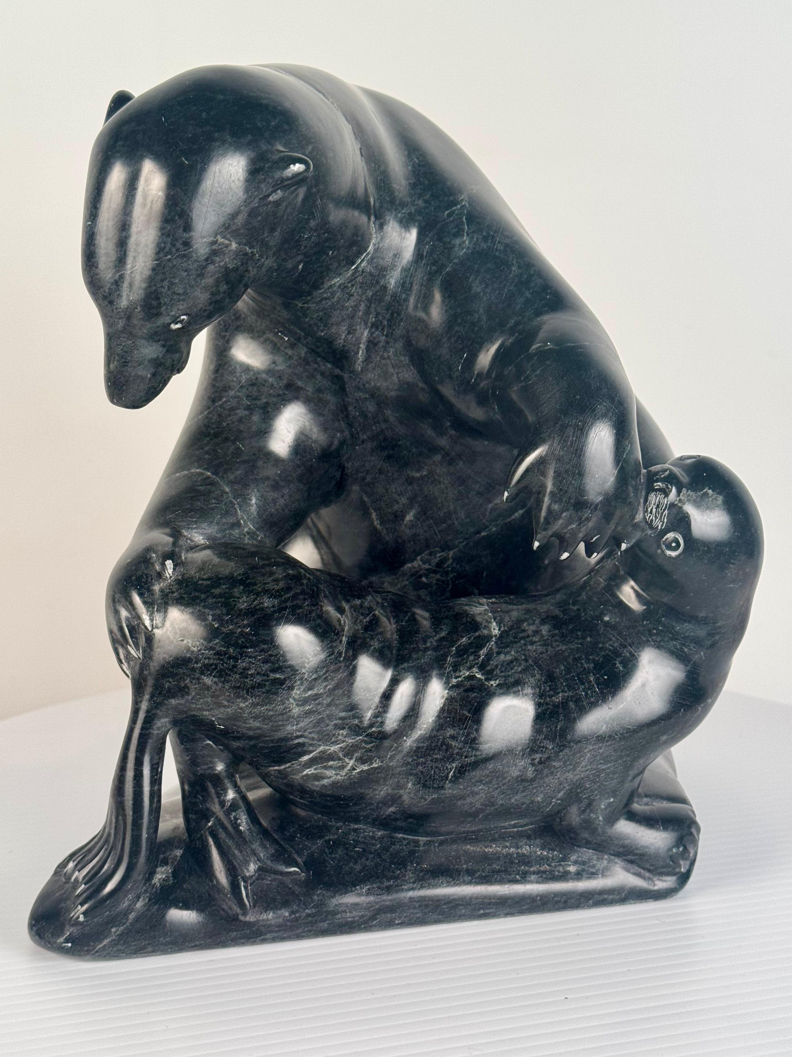 Escultura de piedra verde tallada de oso polar y foca de Joanasie Jack Ittukallak en venta 2