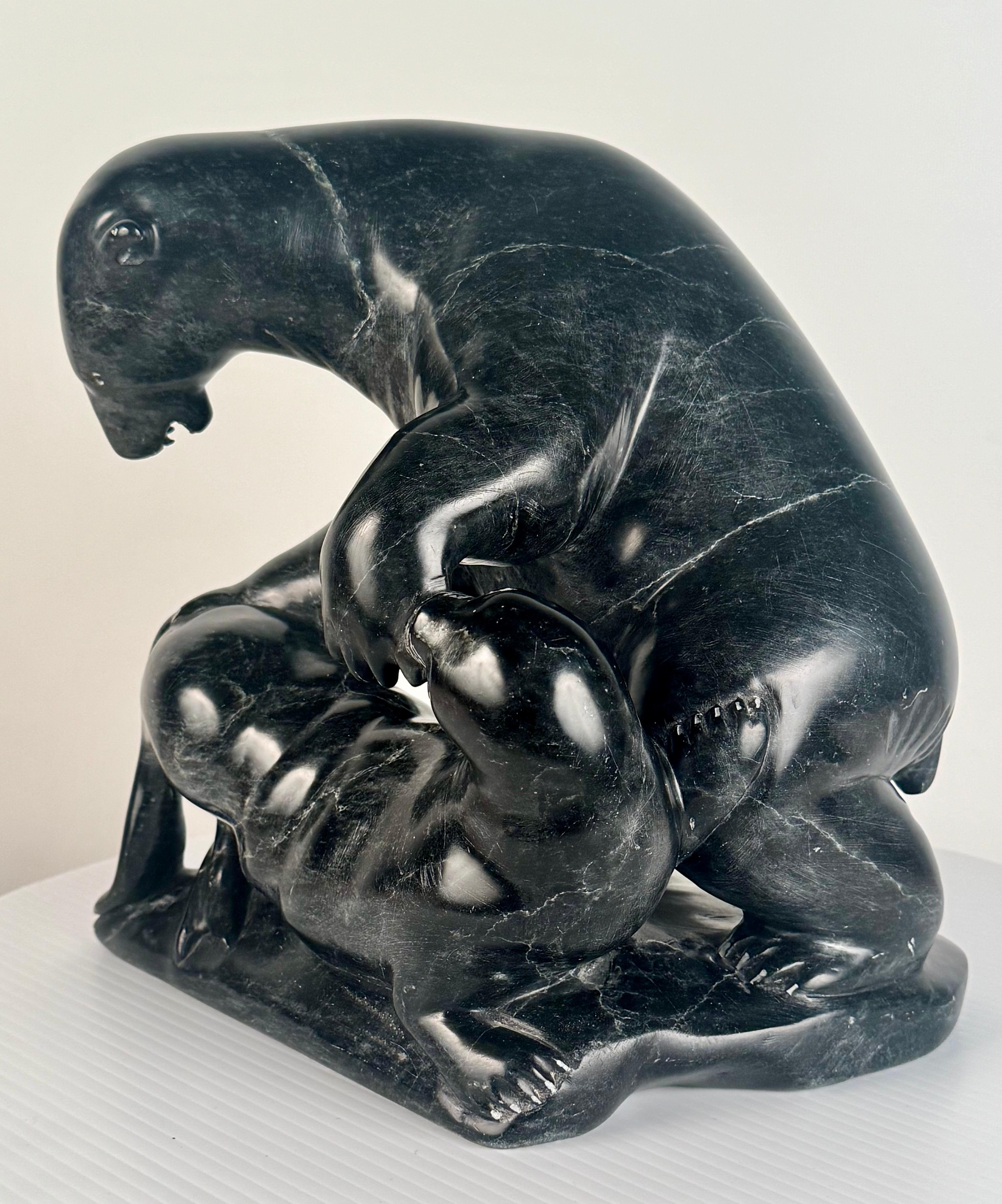 Escultura de piedra verde tallada de oso polar y foca de Joanasie Jack Ittukallak Tallado a mano en venta
