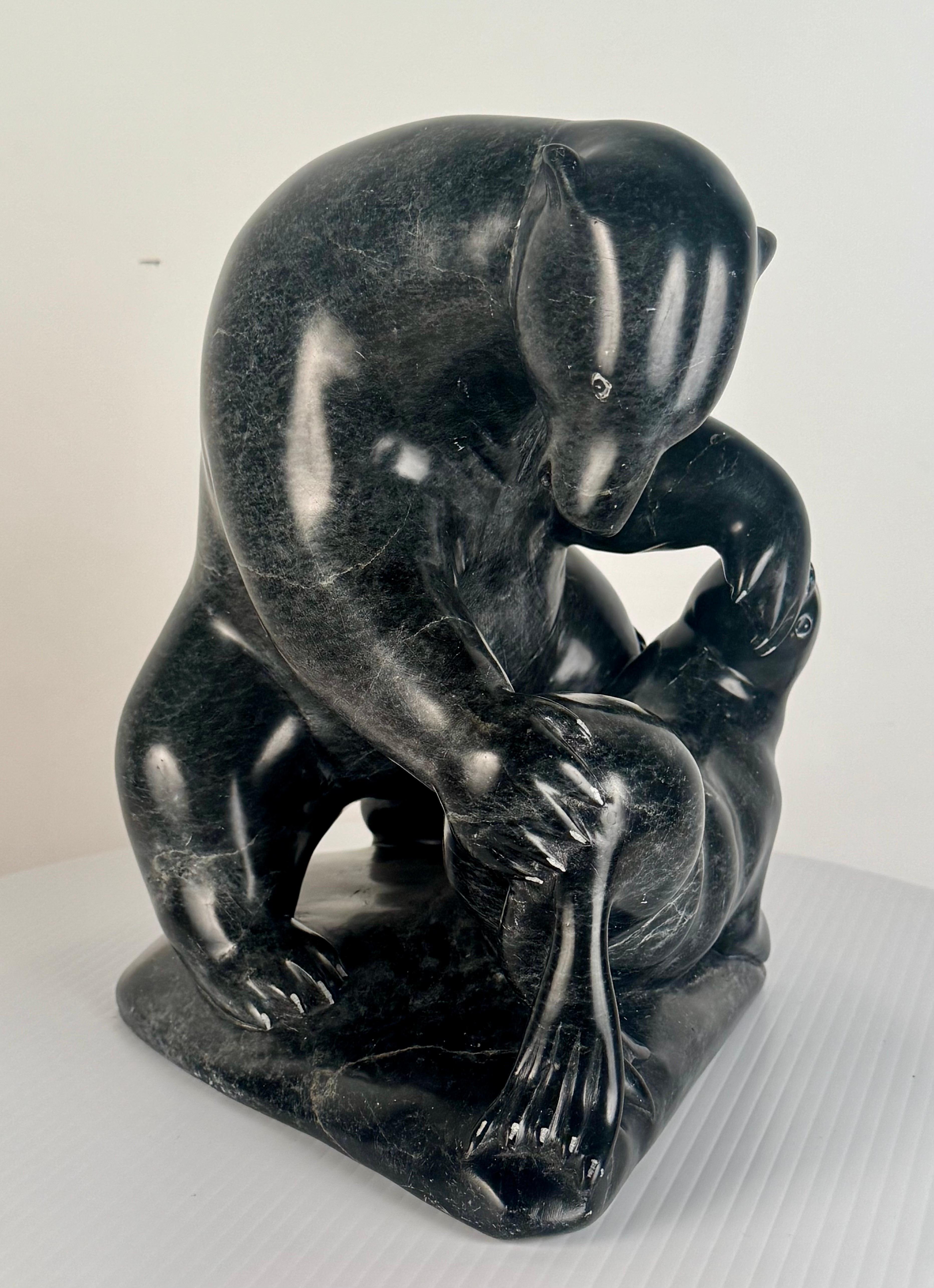 Escultura de piedra verde tallada de oso polar y foca de Joanasie Jack Ittukallak siglo XX en venta