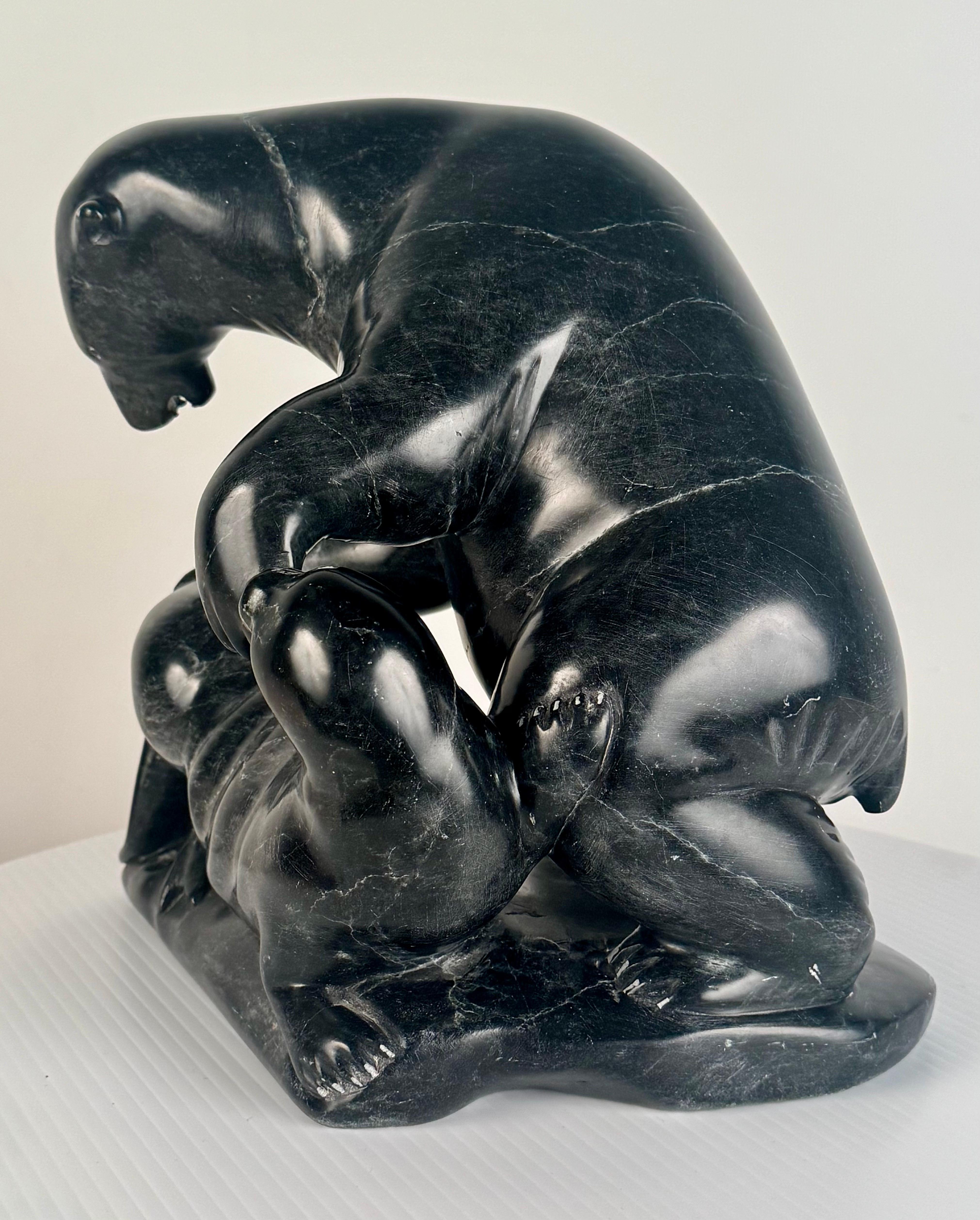 Escultura de piedra verde tallada de oso polar y foca de Joanasie Jack Ittukallak Piedra en venta